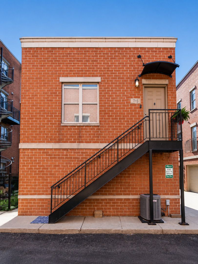 715 W Eastman Street #0 — Chicago, IL 60610