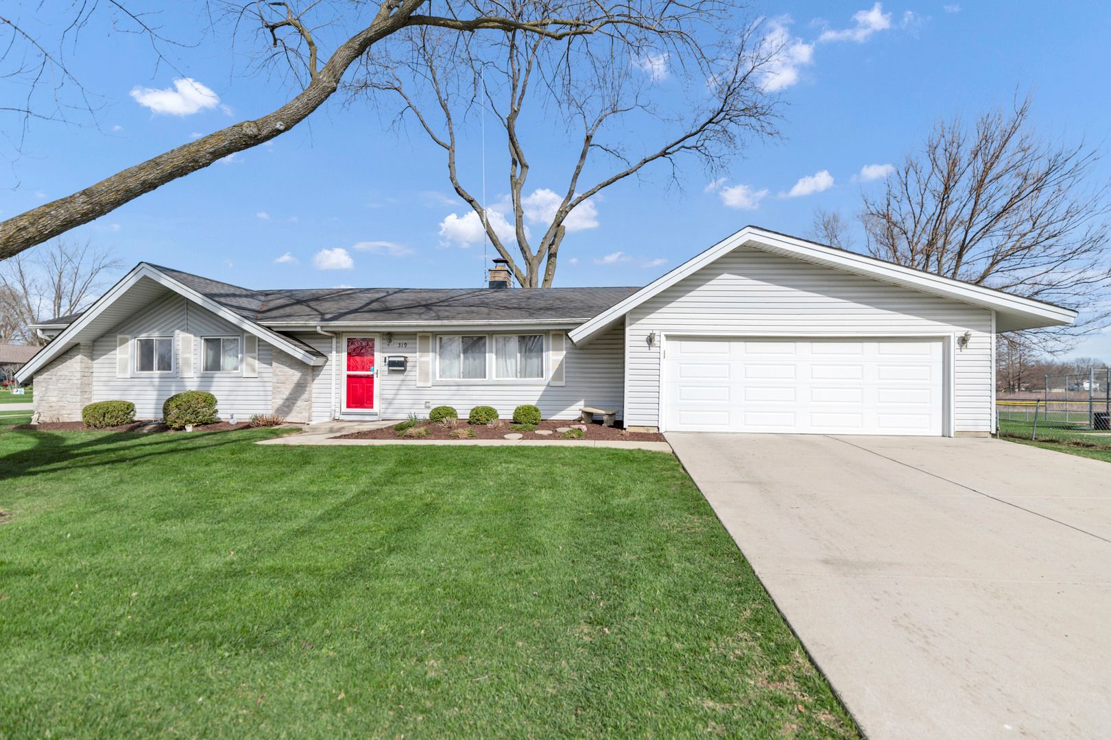 319 S BRAINTREE Drive — Schaumburg, IL 60193