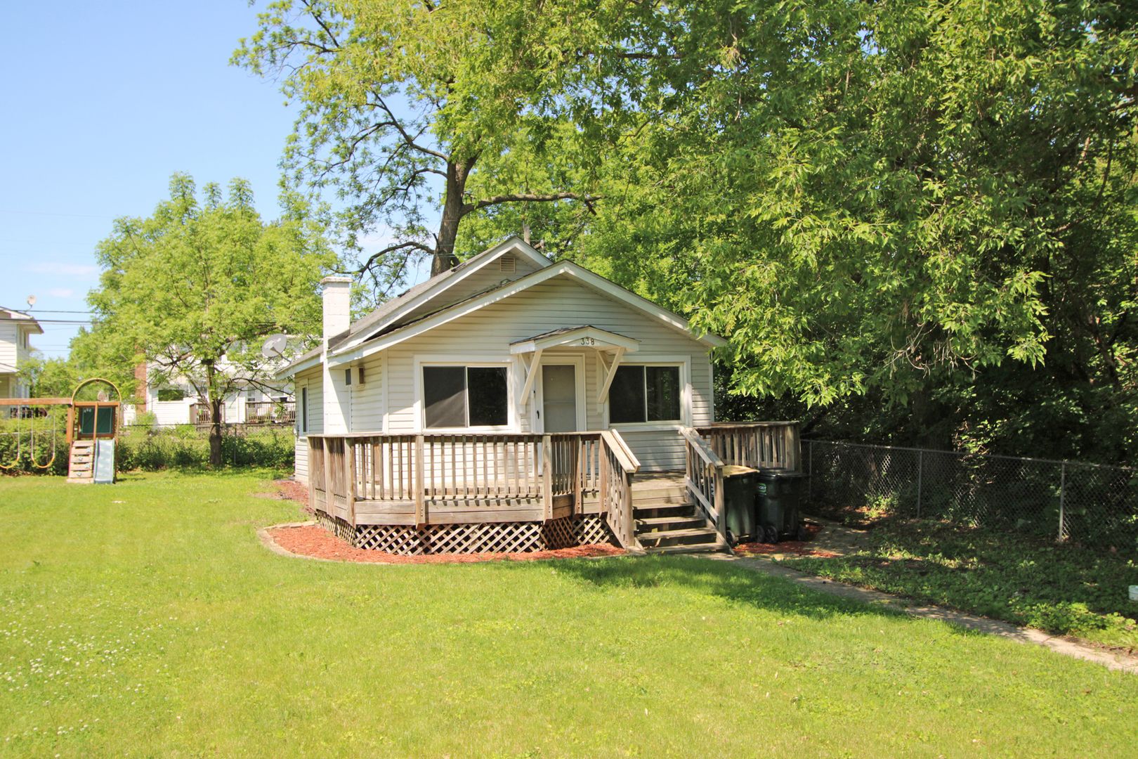 338 E Lakeview Avenue — Round Lake Beach, IL 60073