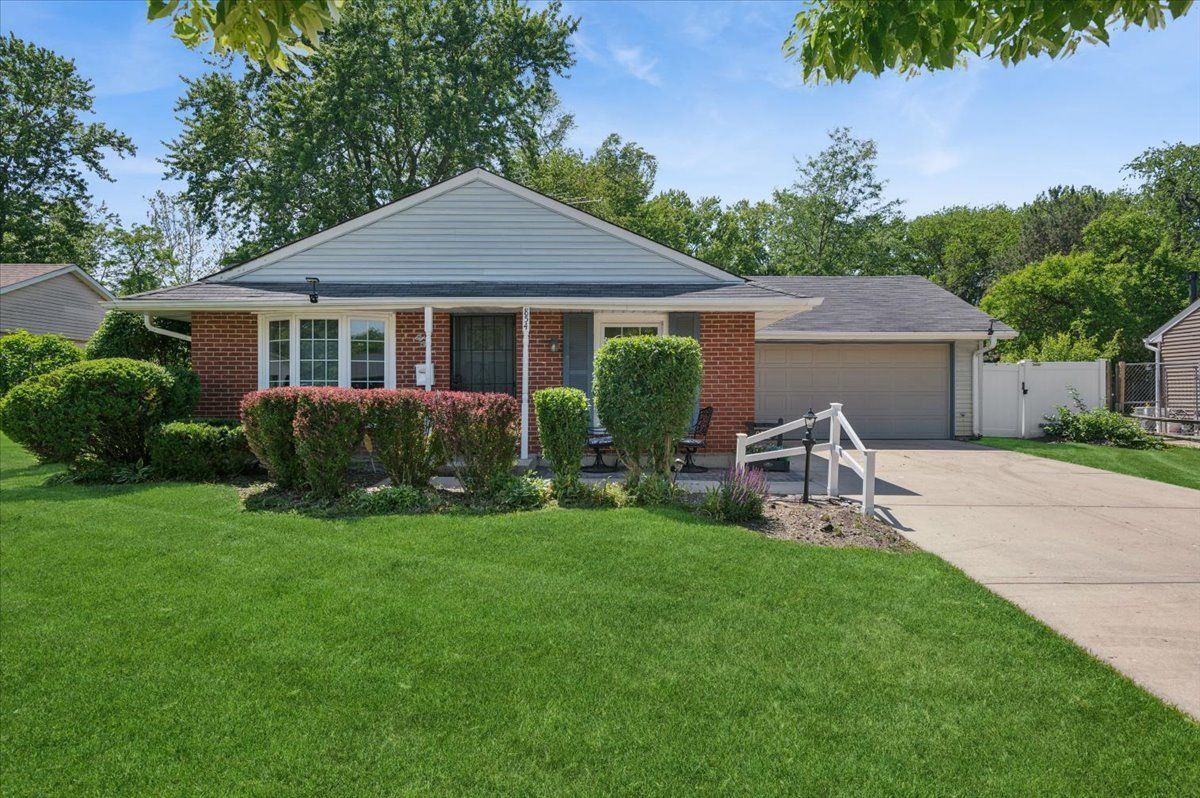 854 Sunrise Place — Roselle, IL 60172