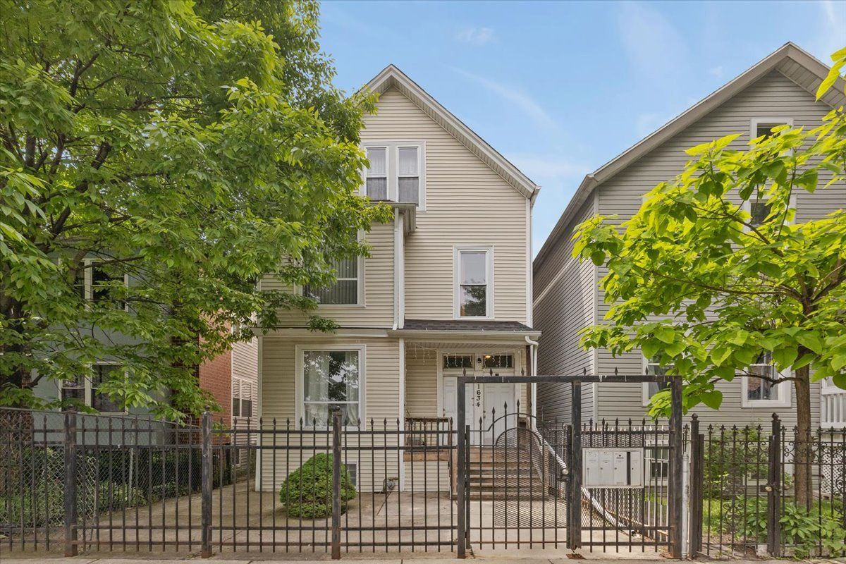1634 N Sawyer Avenue — Chicago, IL 60647