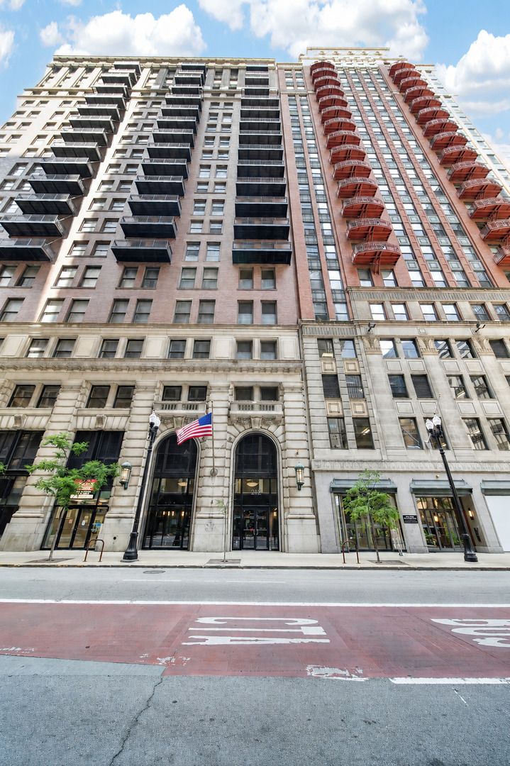 212 W Washington Street #1402 — Chicago, IL 60606