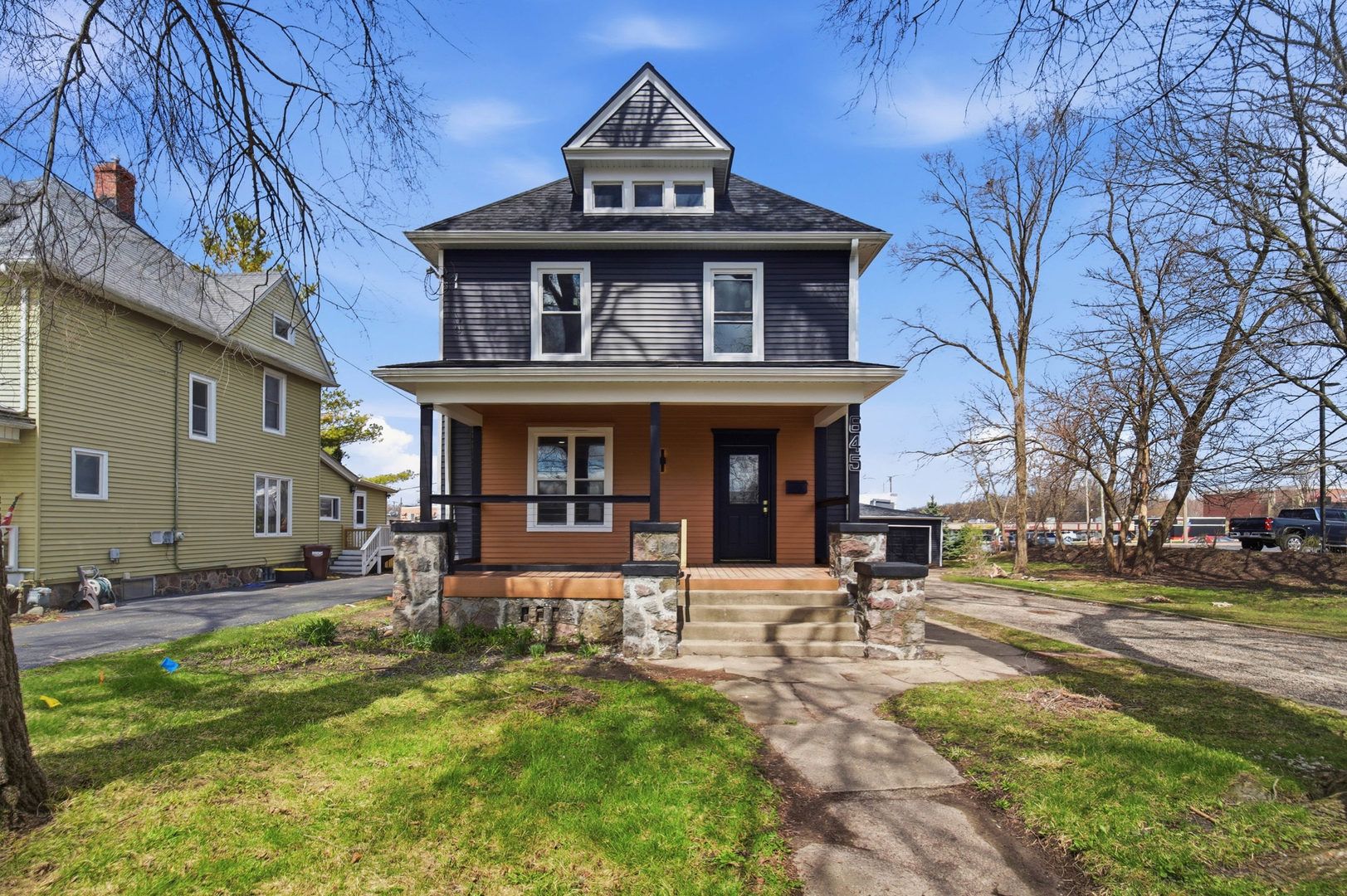 645 E Calhoun Street — Woodstock, IL 60098