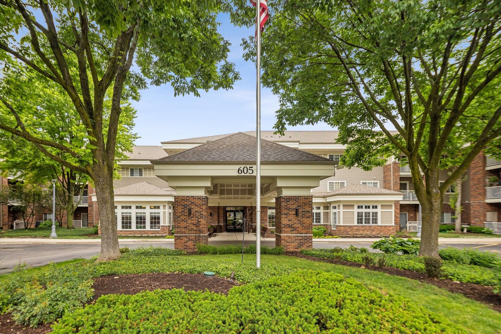 605 Barrington Avenue #332 — East Dundee, IL 60118