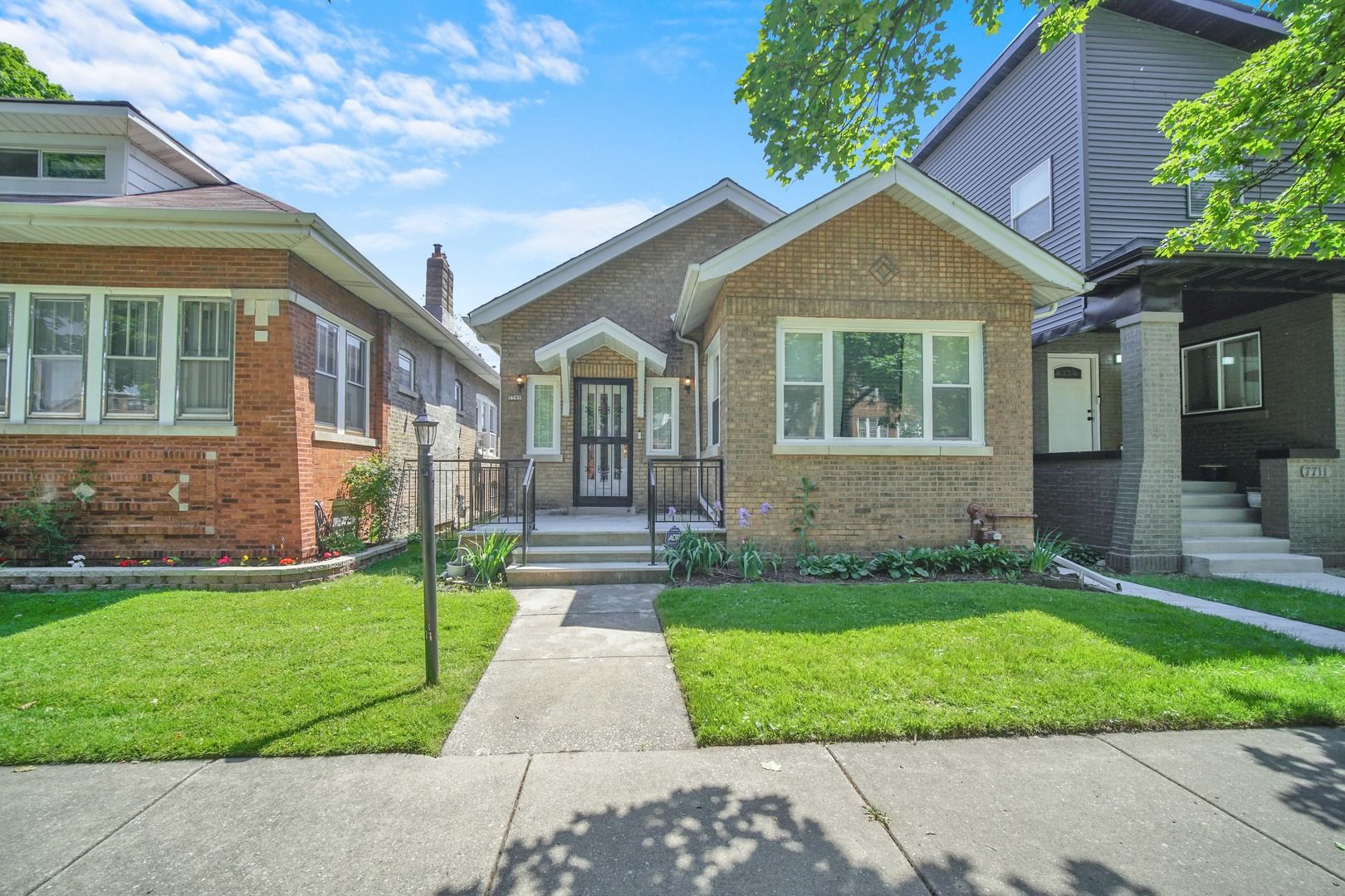 7707 S Ridgeland Avenue — Chicago, IL 60649