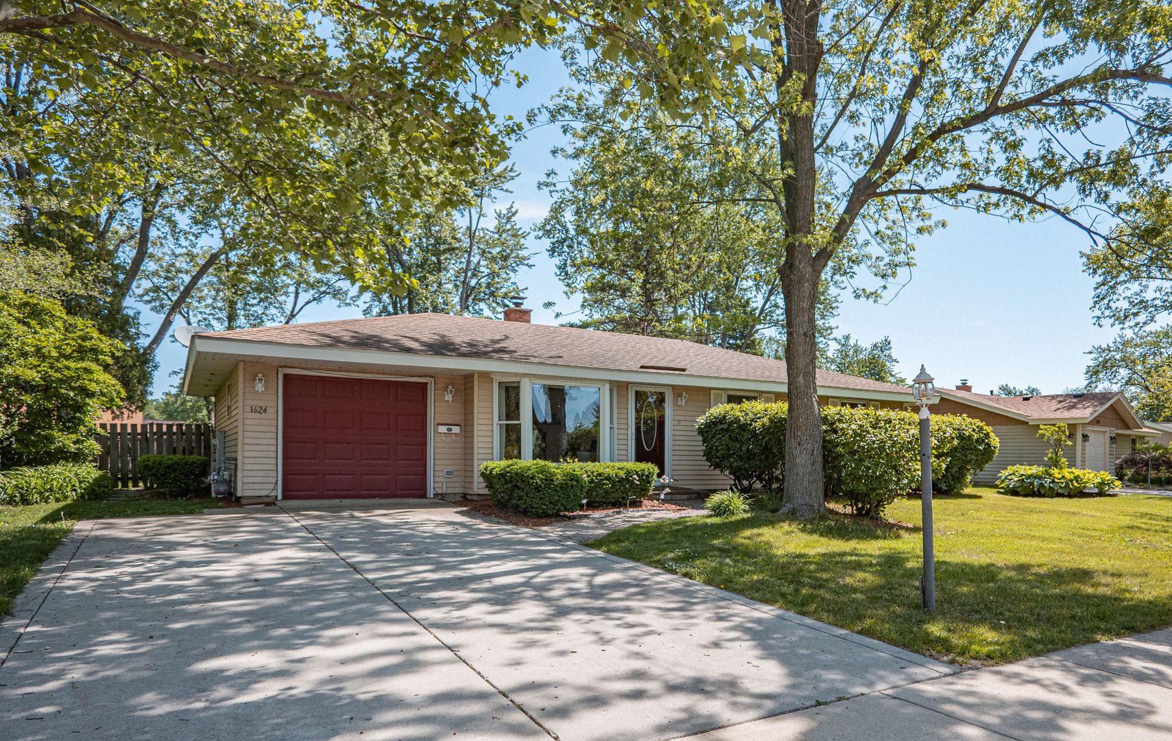 1624 W Weathersfield Way — Schaumburg, IL 60193