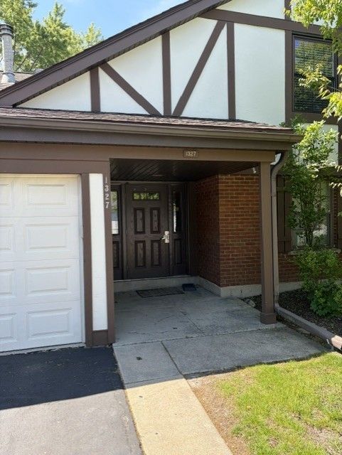 1327 WILLIAMSBURG Drive #D2 — Schaumburg, IL 60193