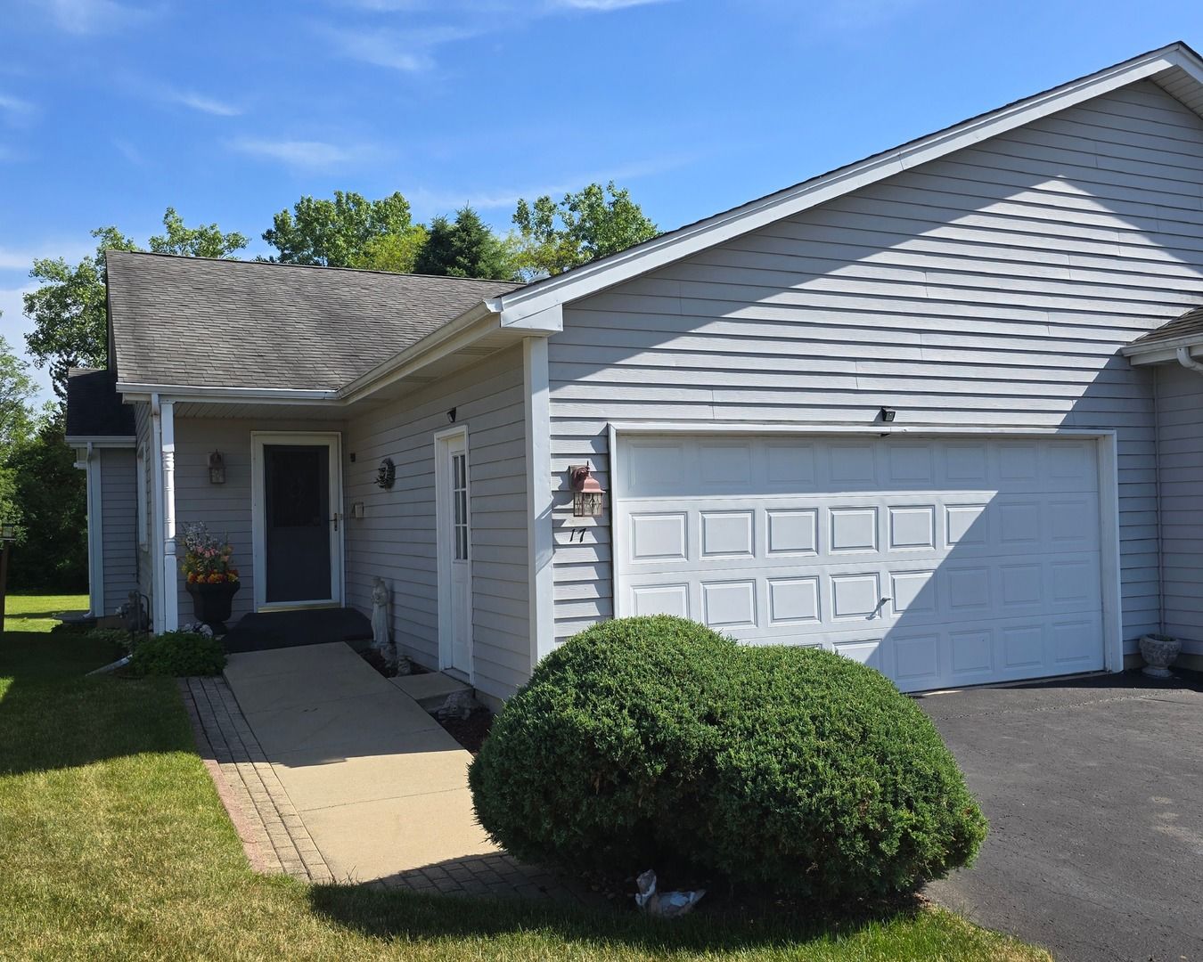 17 Silver Trail — North Aurora, IL 60542