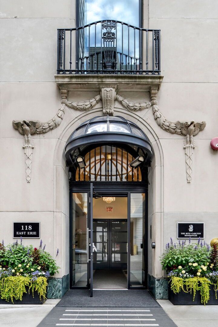 118 E ERIE Street #20C — Chicago, IL 60611