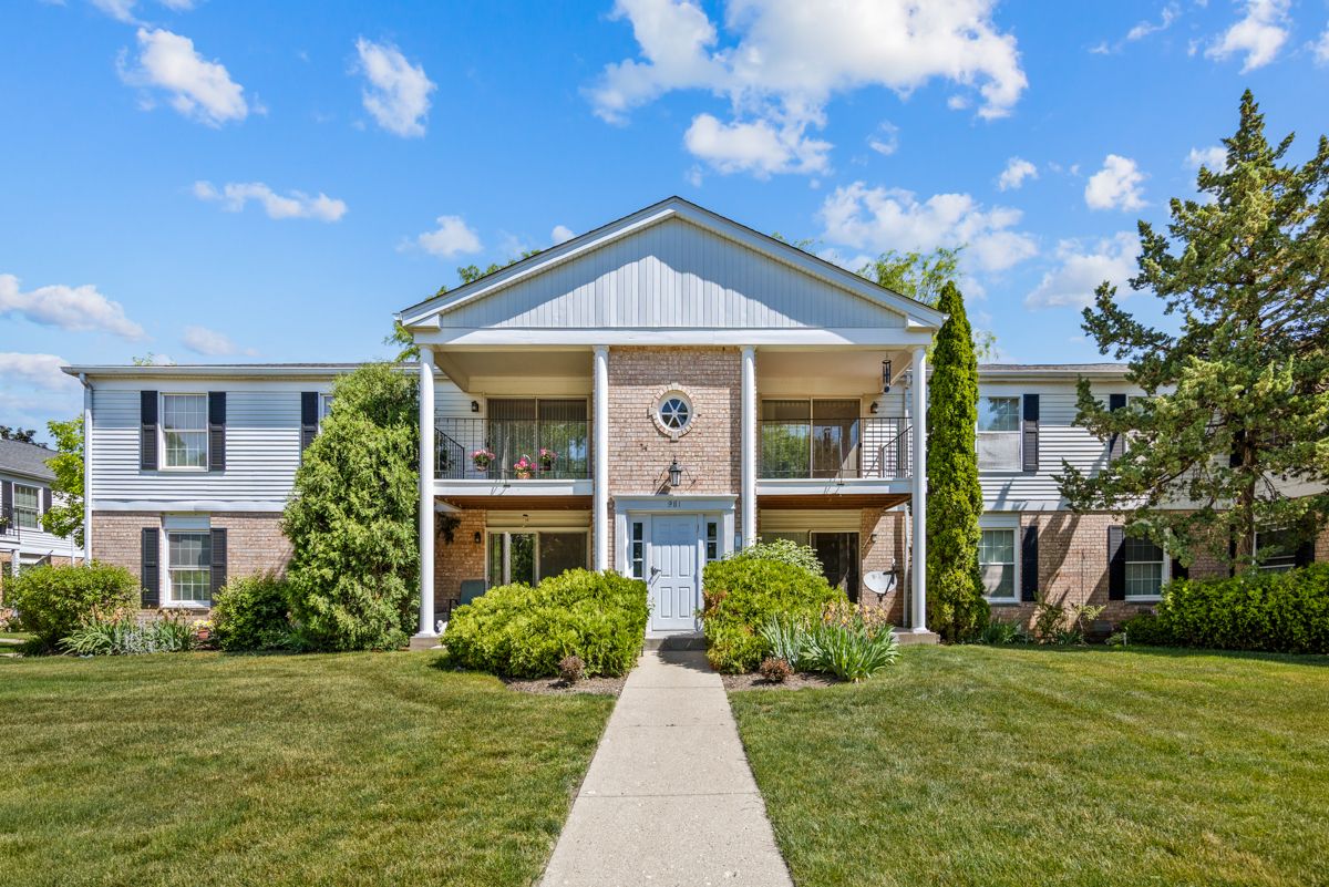 981 Golf Course Road #3 — Crystal Lake, IL 60014