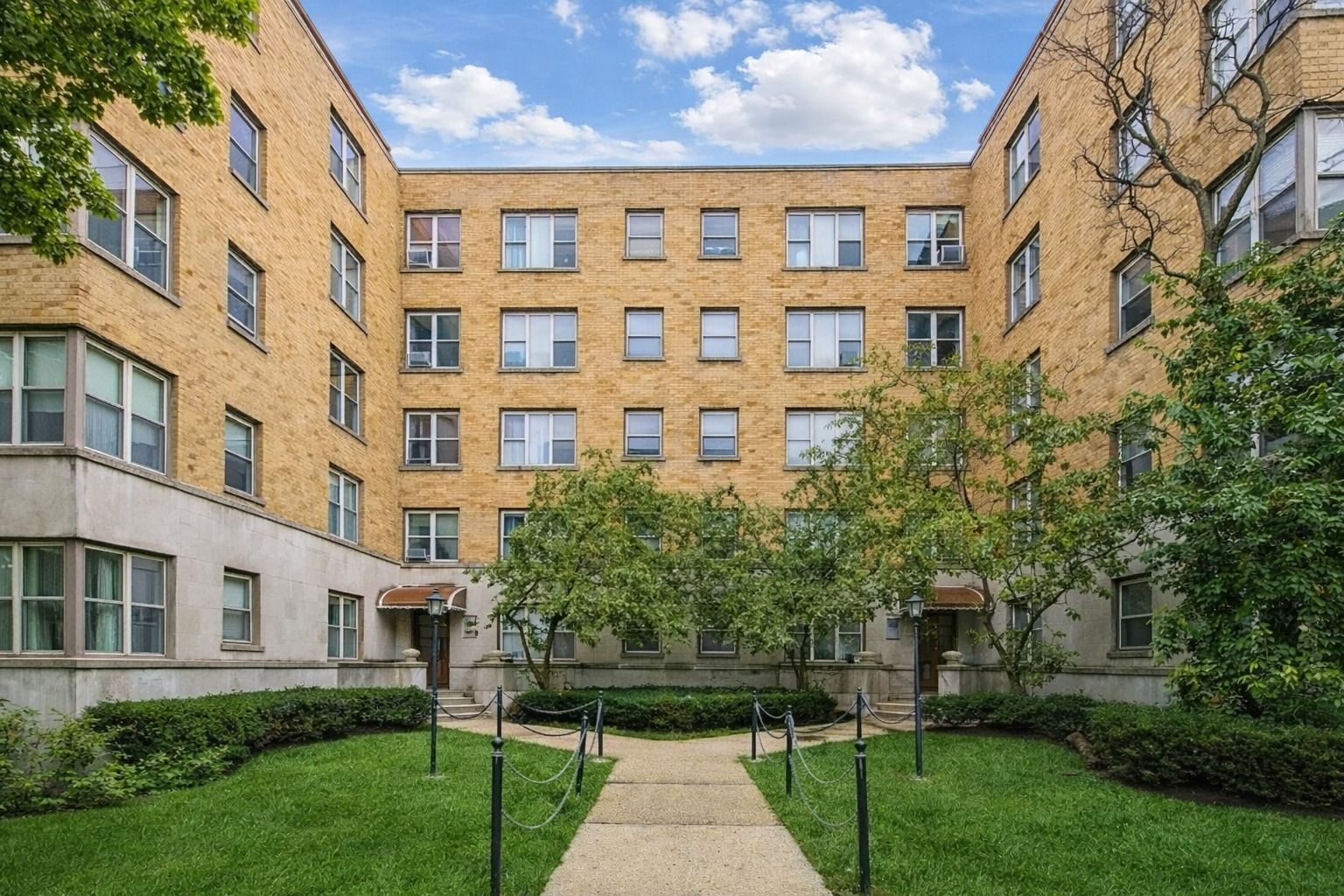 2600 W Balmoral Avenue #402 — Chicago, IL 60625
