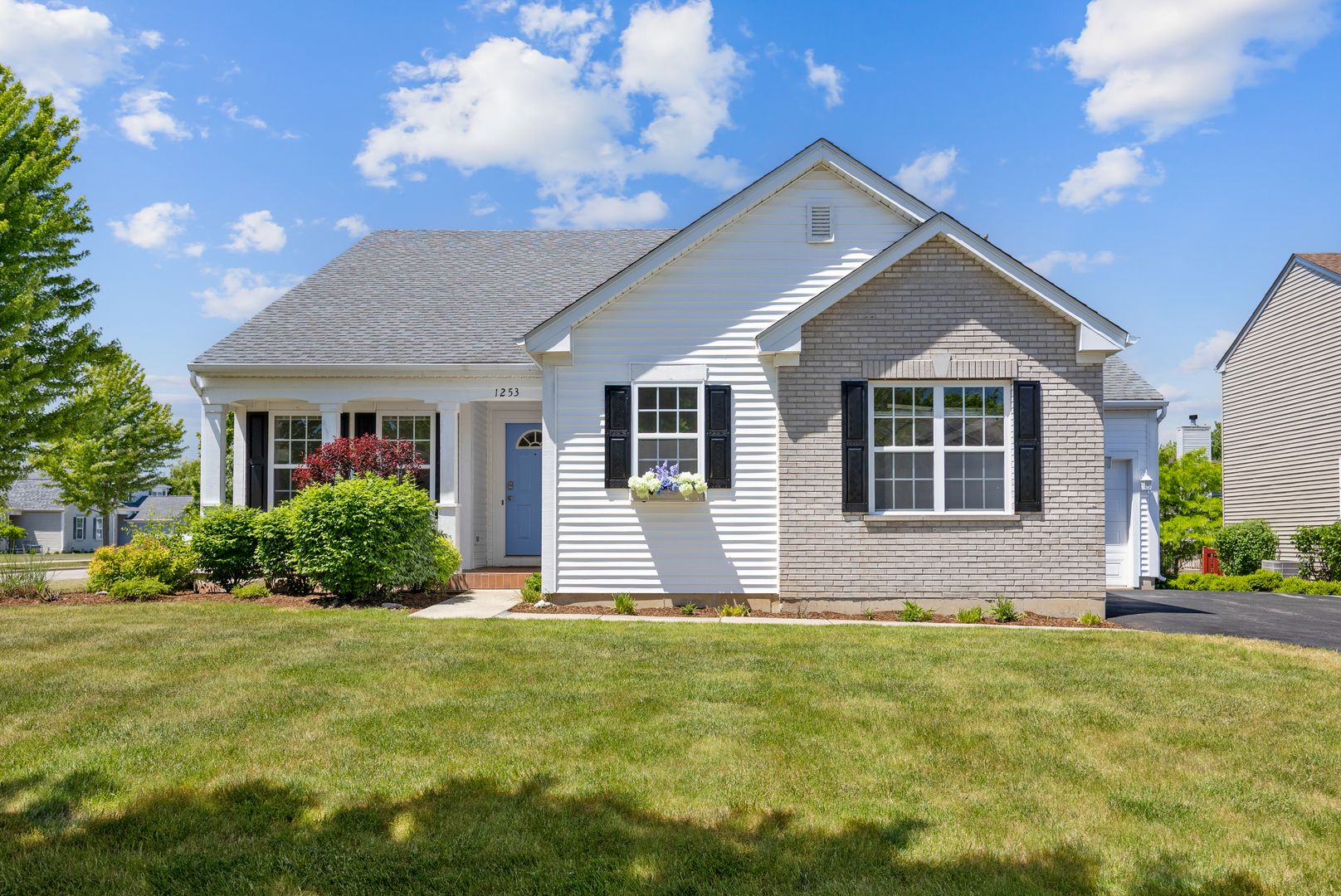 1253 Water Stone Circle — Wauconda, IL 60084
