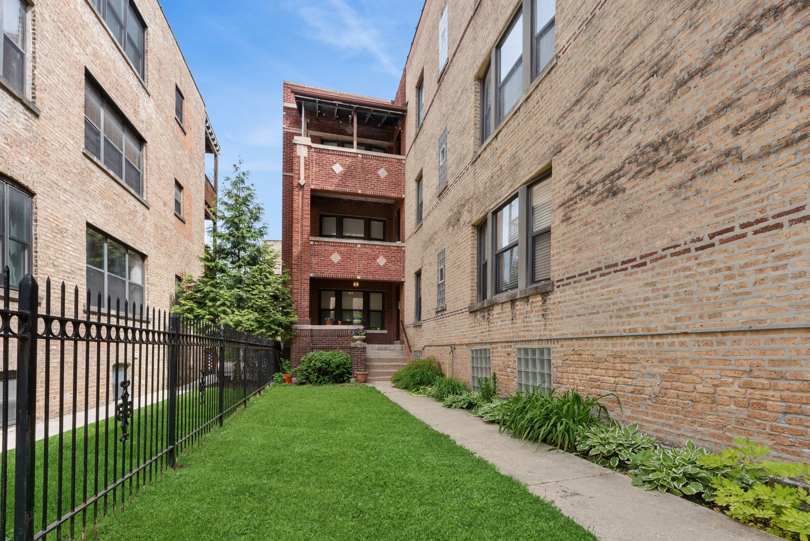 2712 W Leland Avenue #3 — Chicago, IL 60625