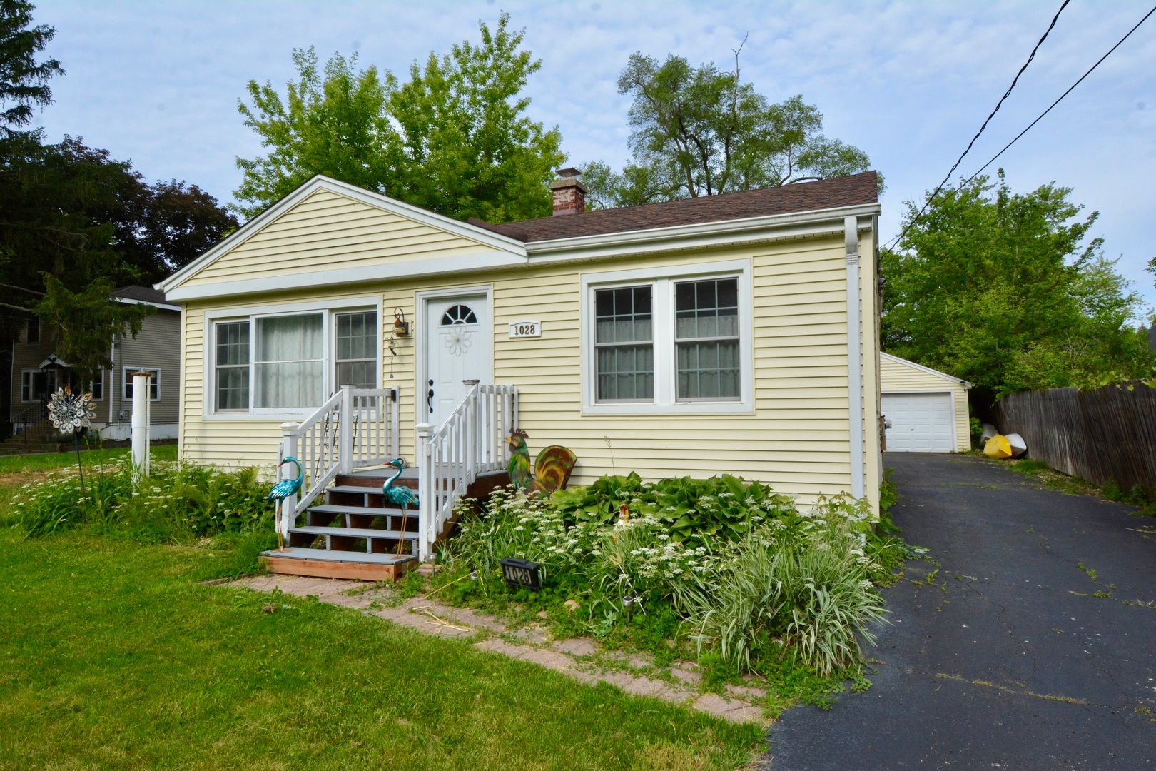 1028 West Drive — South Elgin, IL 60177