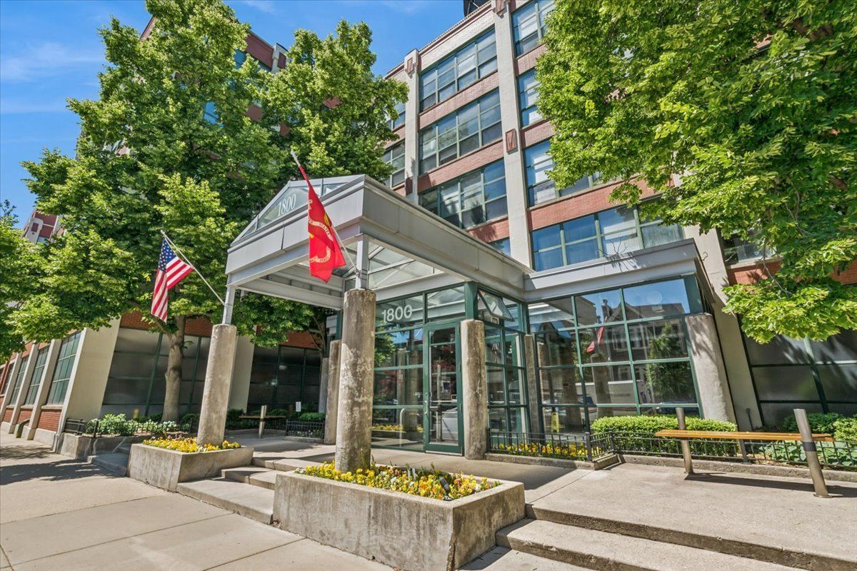 1800 W Roscoe Street #521 — Chicago, IL 60657