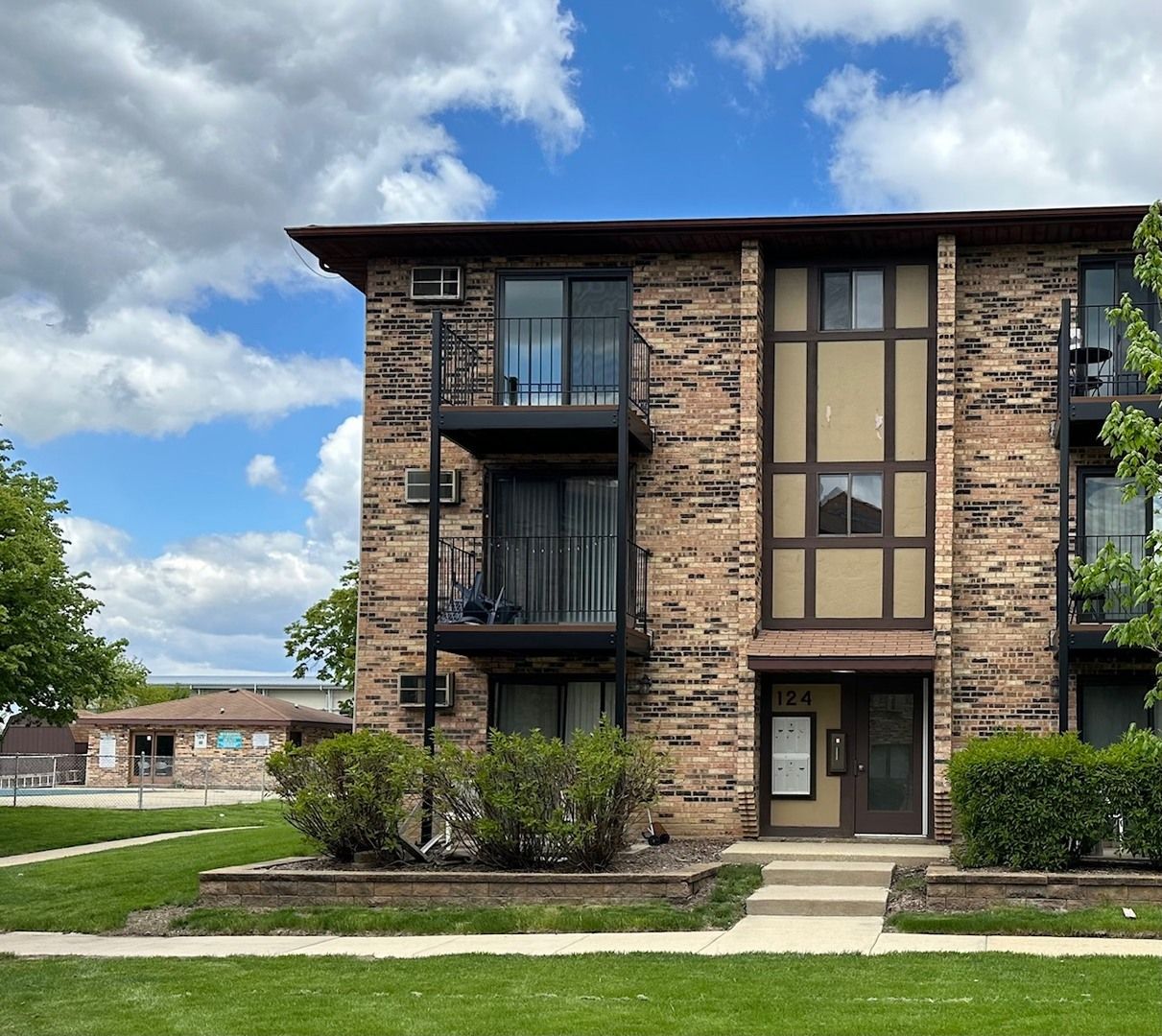 124 Klein Creek Court #124-E — Carol Stream, IL 60188