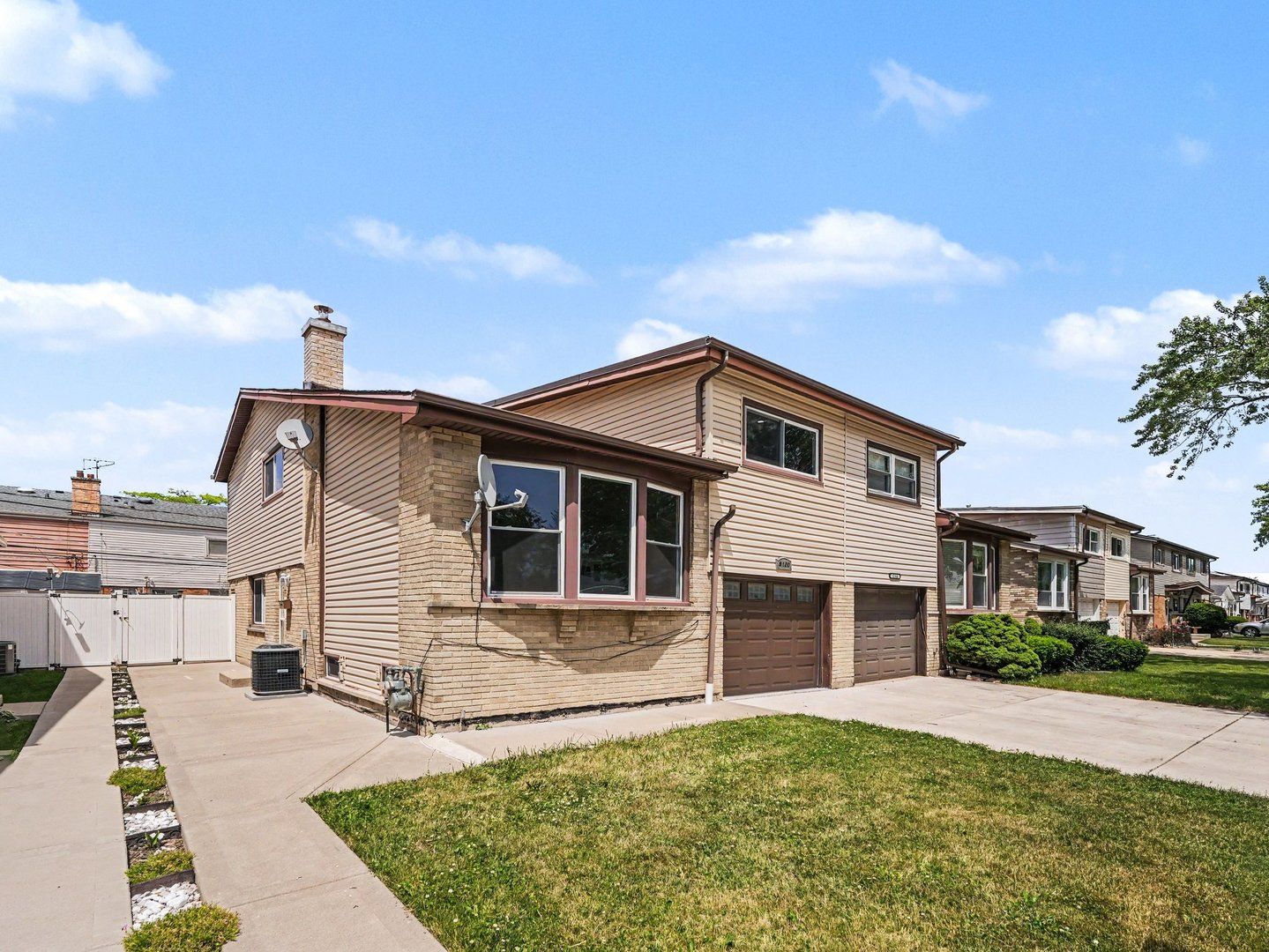 9120 Hollyberry Avenue — Des Plaines, IL 60016