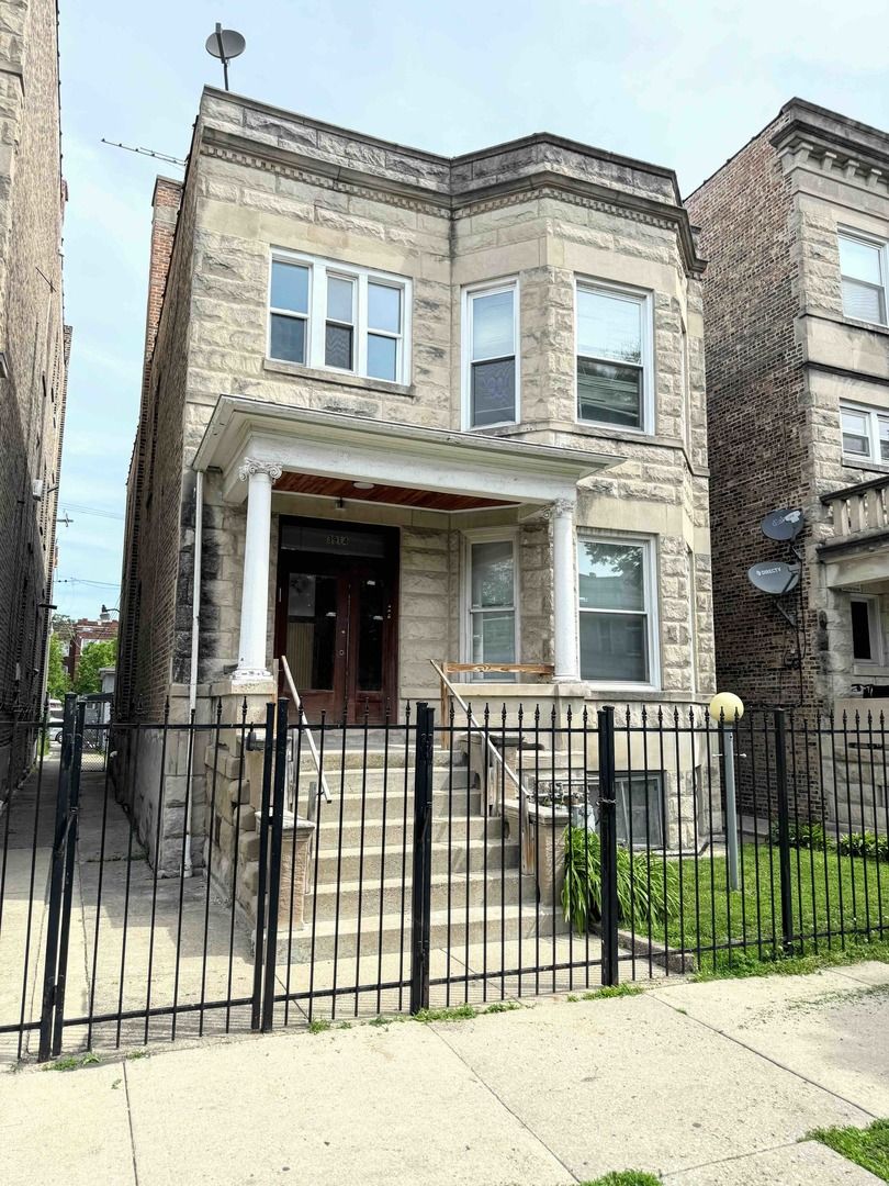3914 W Gladys Avenue — Chicago, IL 60624