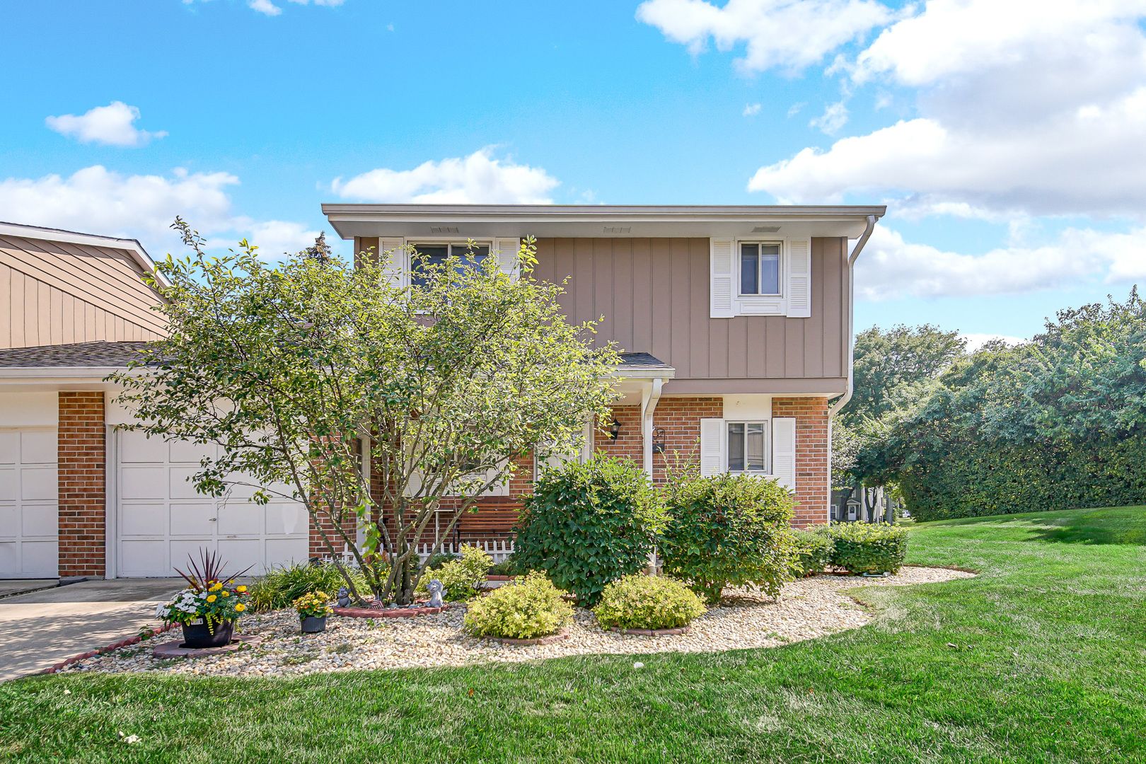 1010 Heathrow Court — Wheaton, IL 60189