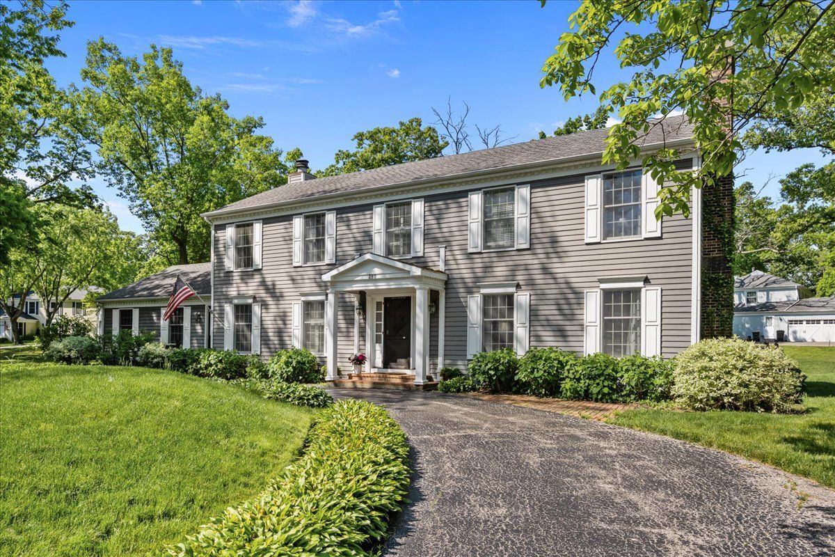 280 Hickory Court — Lake Bluff, IL 60044