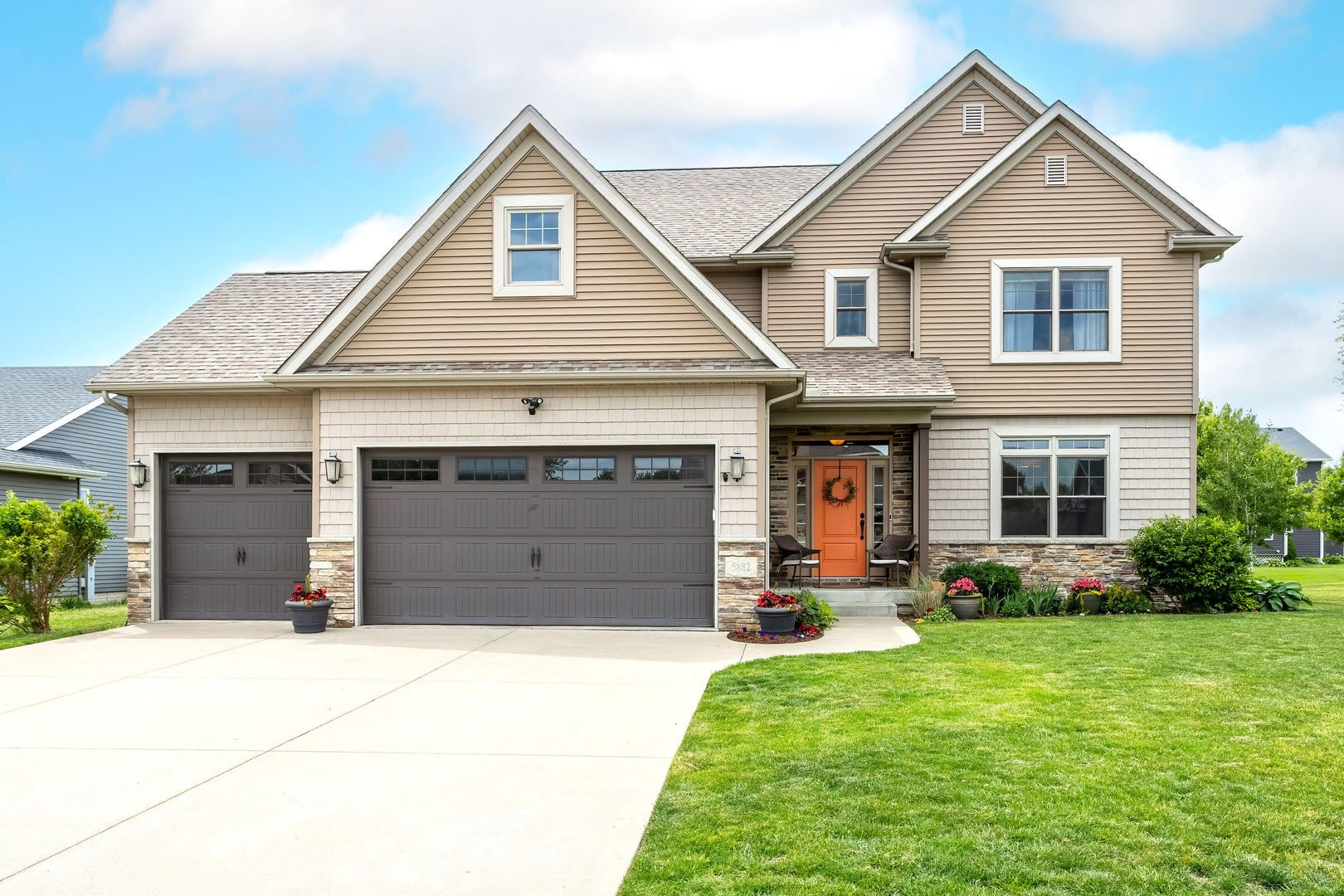 5882 Vanderginst Court — Bettendorf, IA 52722