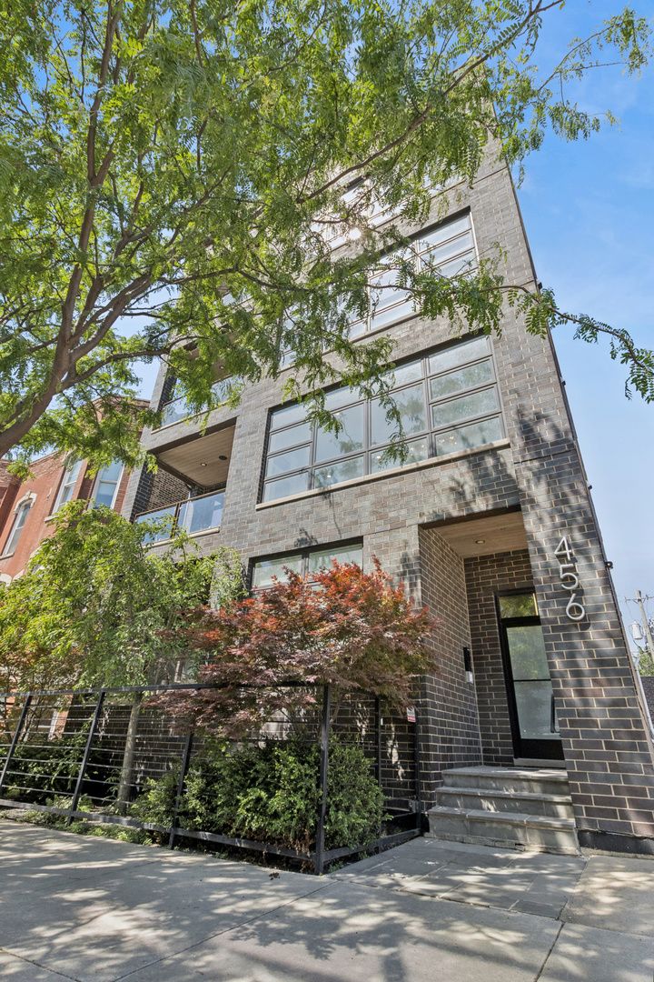 456 N Carpenter Street #2 — Chicago, IL 60642