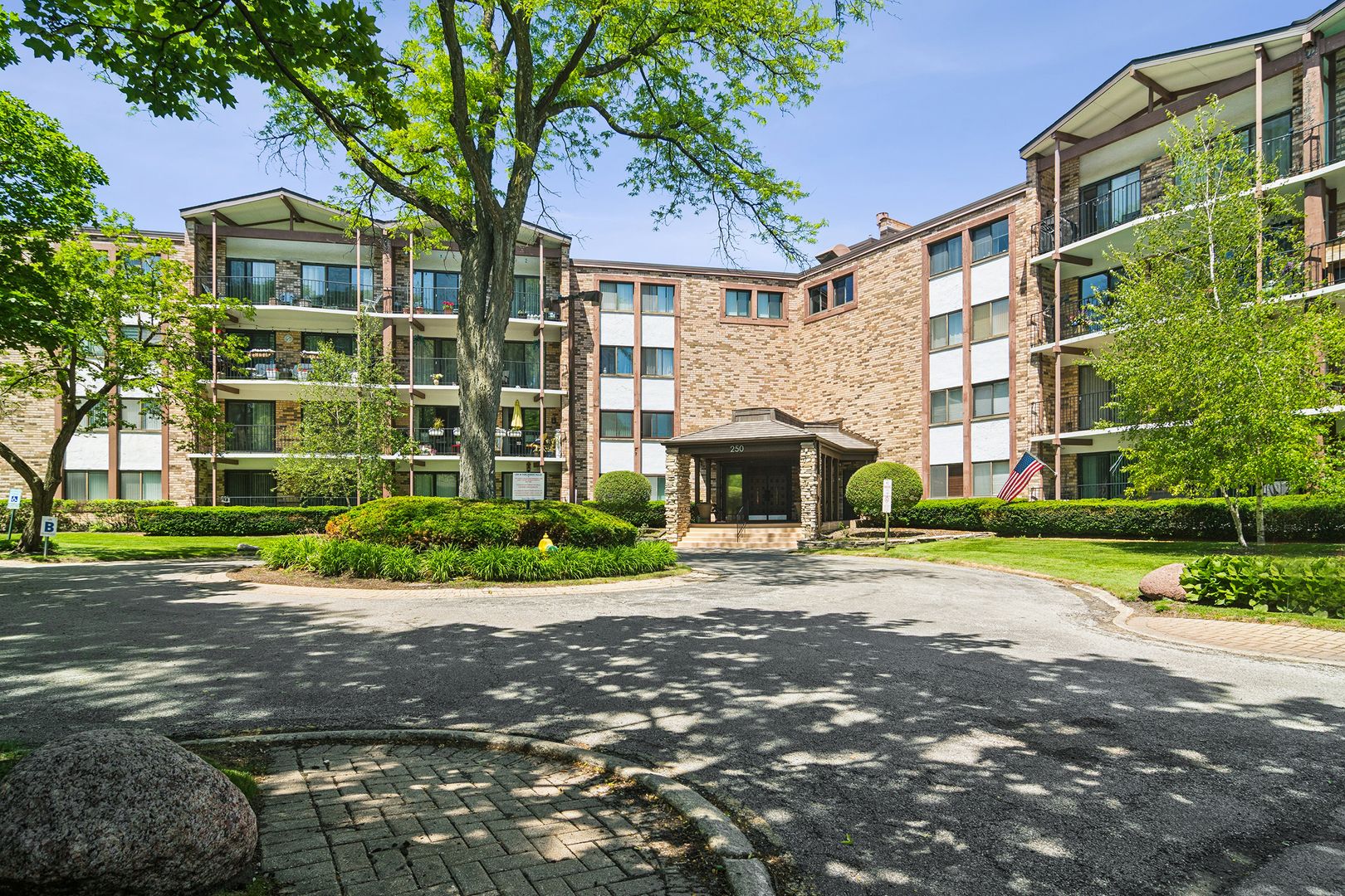 250 W Parliament Place #216 — Mount Prospect, IL 60056