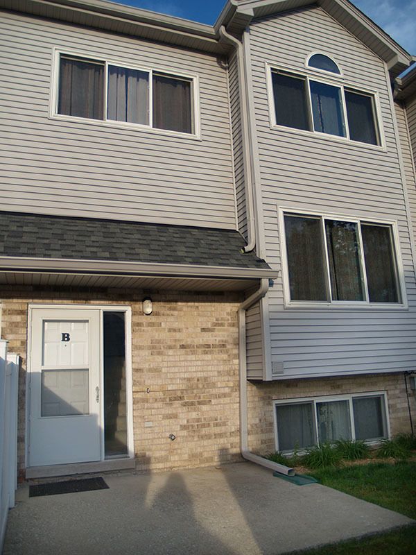 381 Park Ridge Lane #B — Aurora, IL 60504