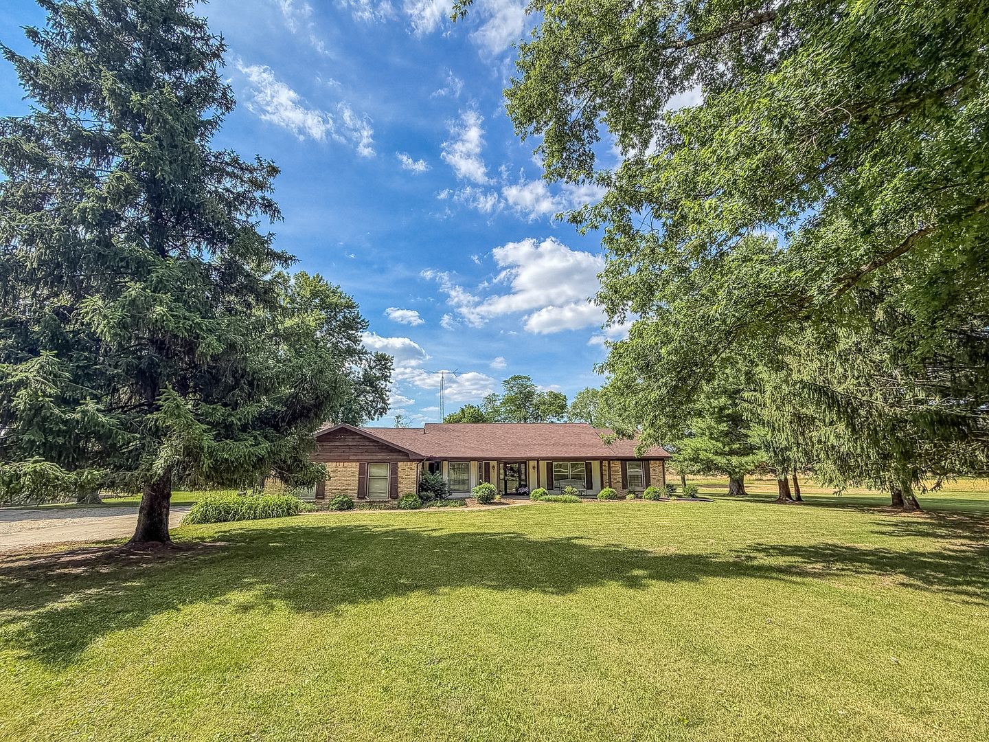 9758 E 1980 North Road — Oakwood, IL 61858