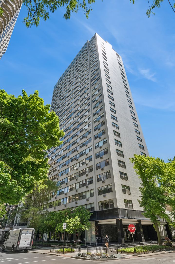 1445 N State Parkway #1806 — Chicago, IL 60610