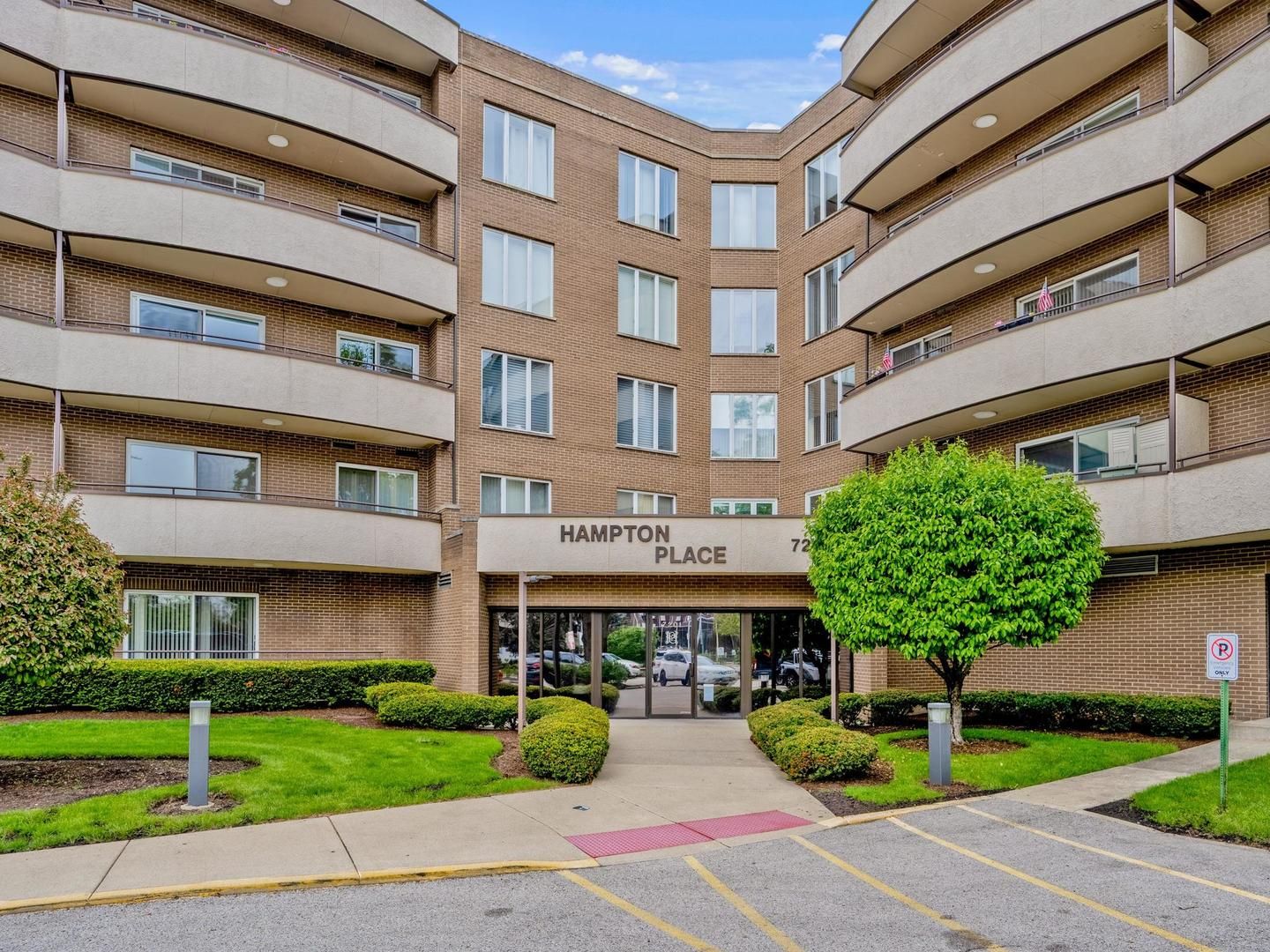 7201 N Lincoln Avenue #205 — Lincolnwood, IL 60712