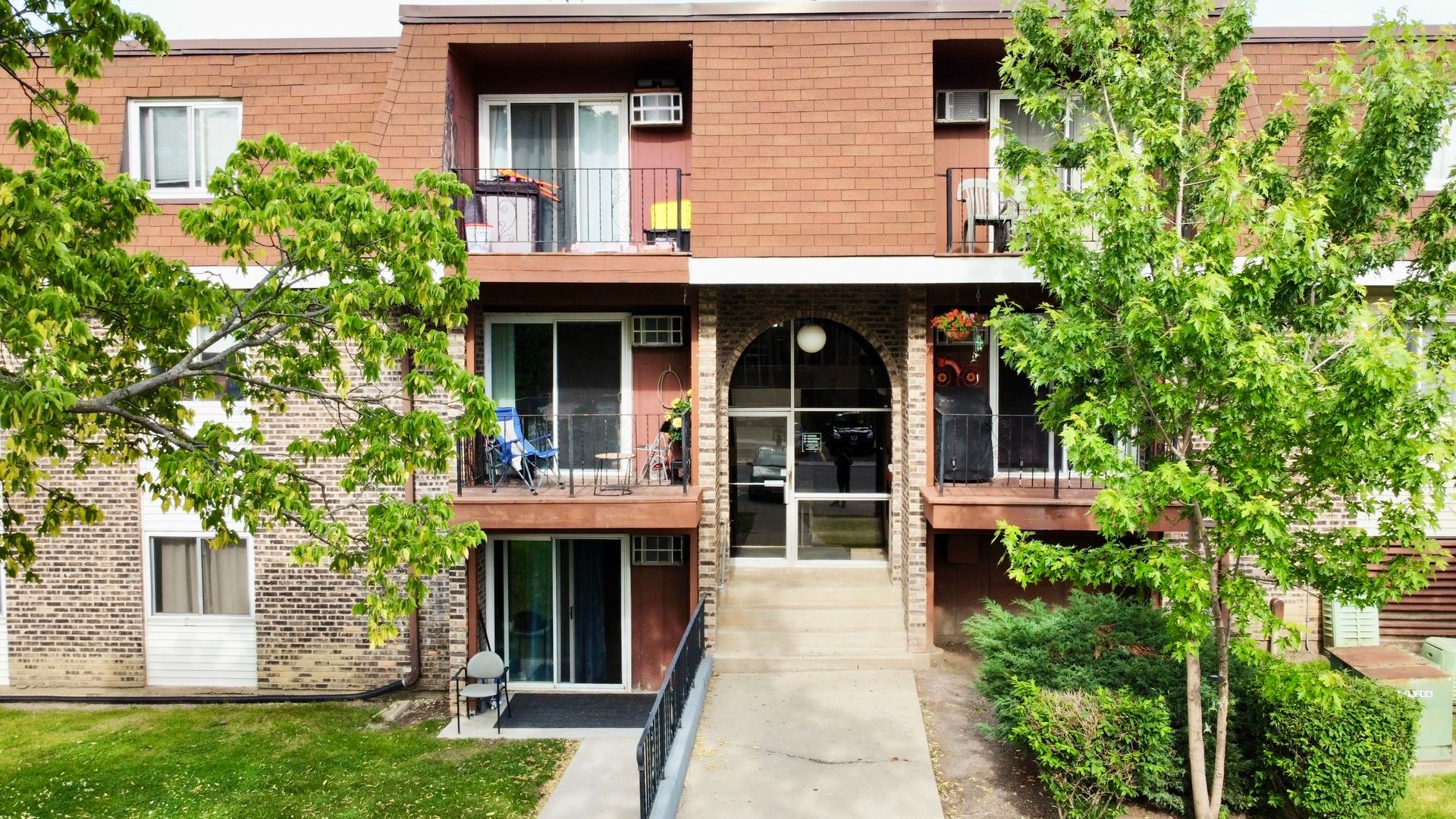 1085 Knoll Lane #207 — Hoffman Estates, IL 60194