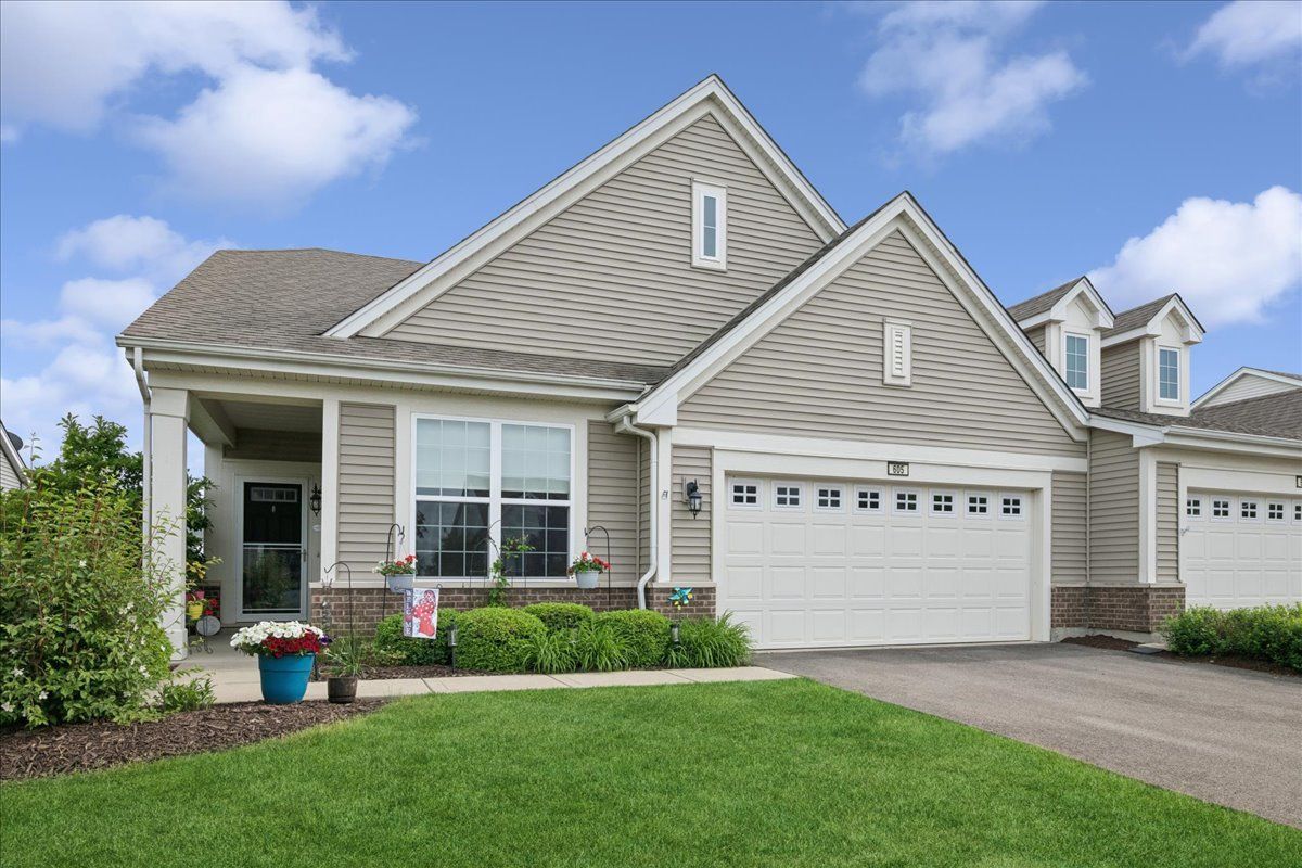 605 N Falls Circle — Pingree Grove, IL 60140