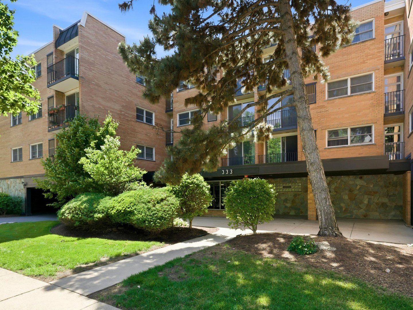 333 S EAST Avenue #306 — Oak Park, IL 60302