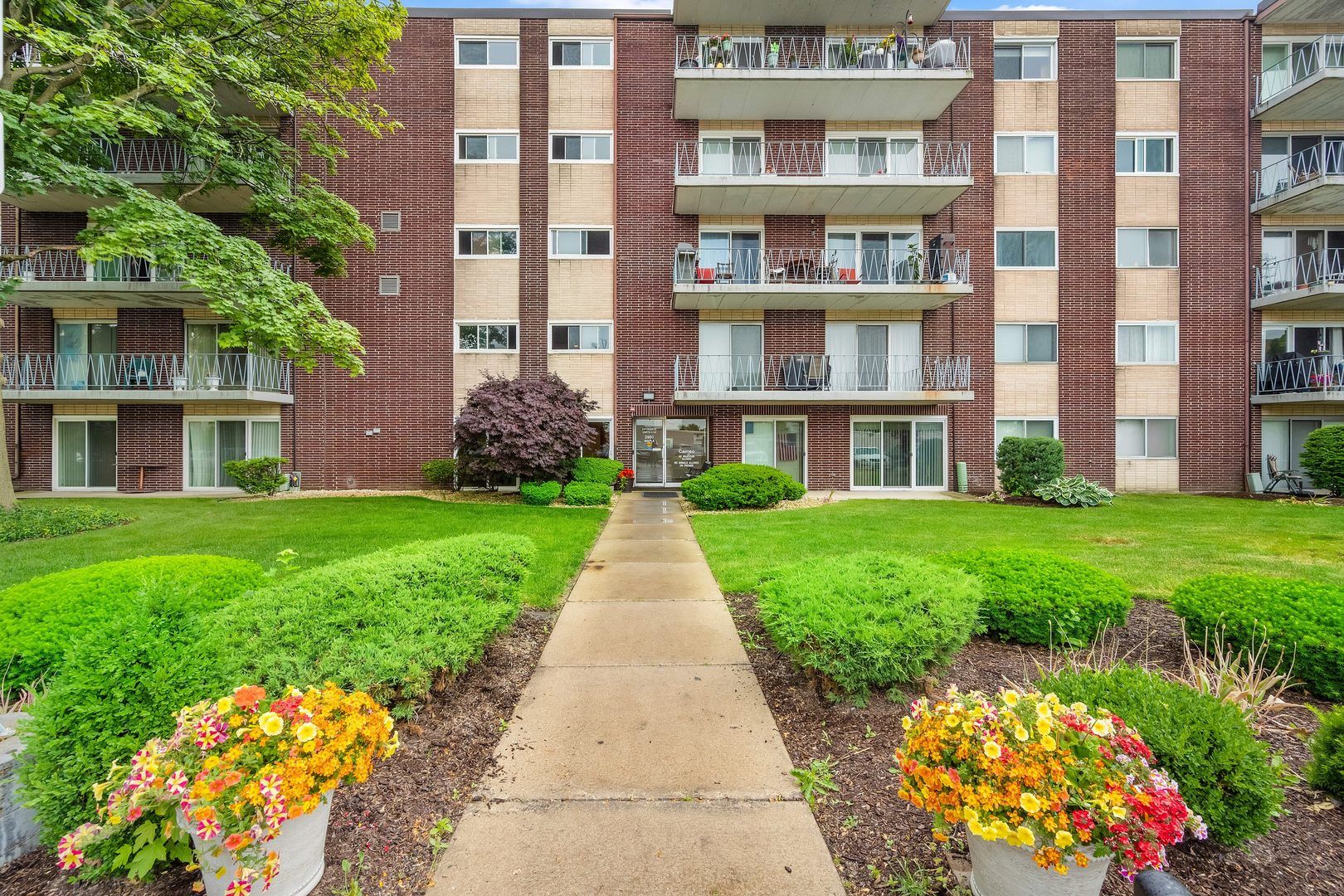 2900 MAPLE Avenue #4A — Downers Grove, IL 60515