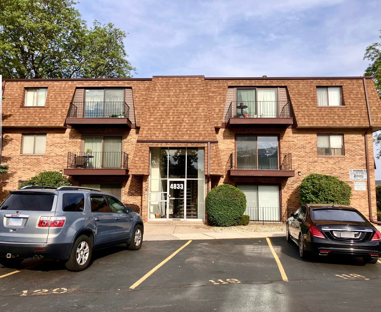 4833 W 109th Street #201 — Oak Lawn, IL 60453