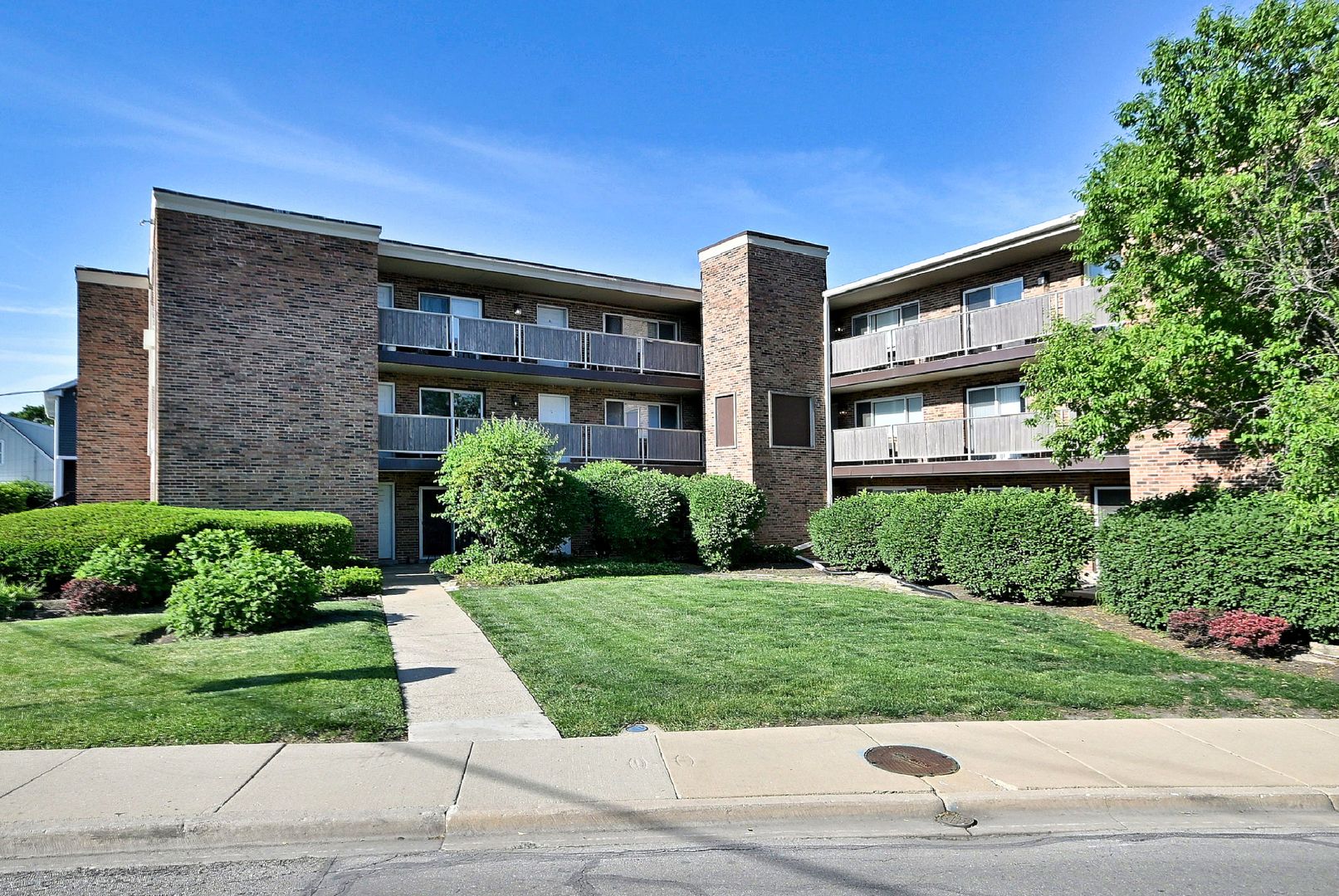 600 S York Street #2B — Elmhurst, IL 60126