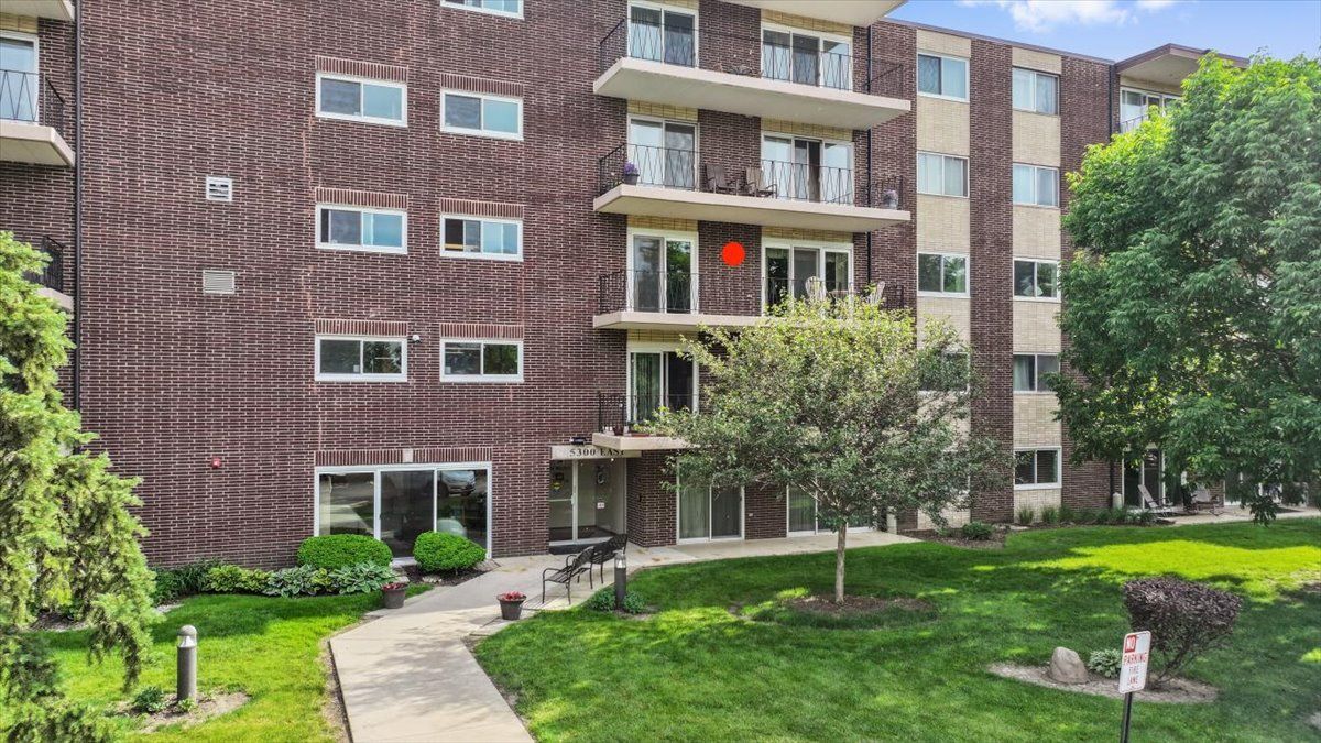 5300 Walnut Avenue #19C — Downers Grove, IL 60515