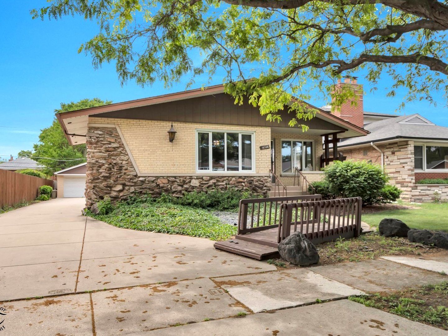10208 S Saint Louis Avenue — Evergreen Park, IL 60805