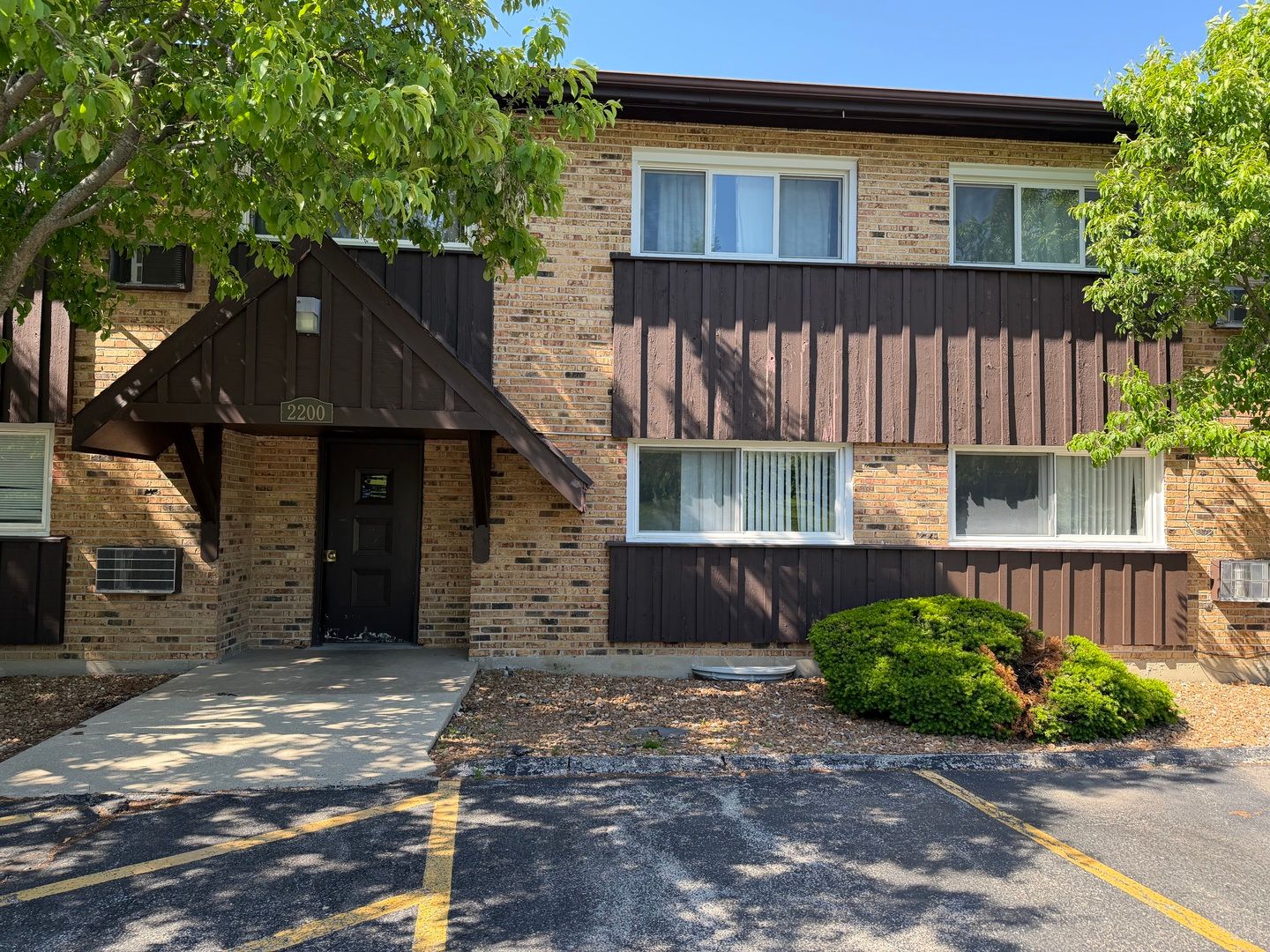 2200 Arbor Circle #1 — Downers Grove, IL 60515