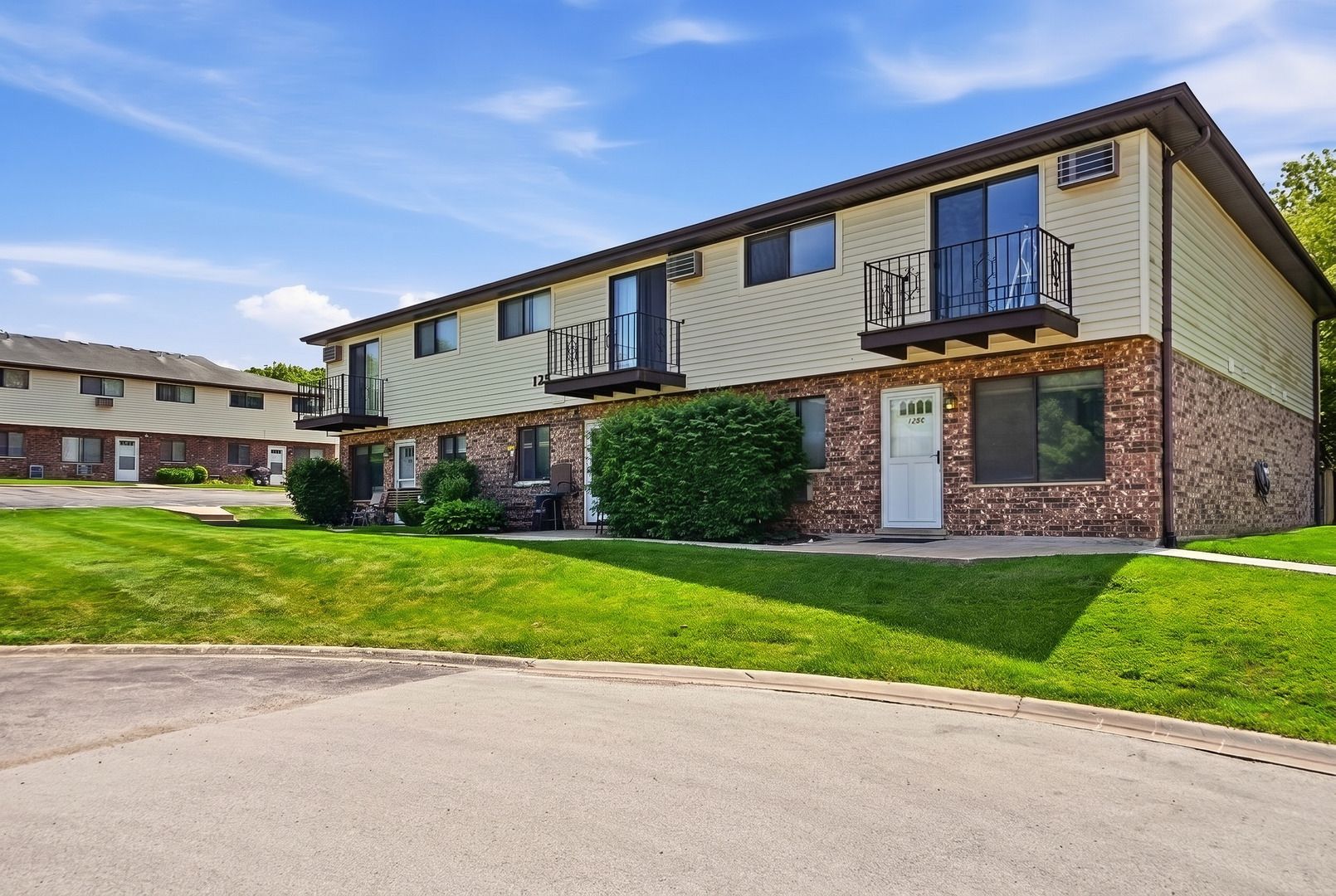 125 Willows Edge Court #C — Willow Springs, IL 60480