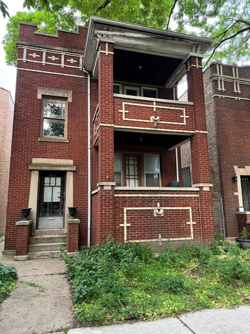4439 N Whipple Street — Chicago, IL 60625