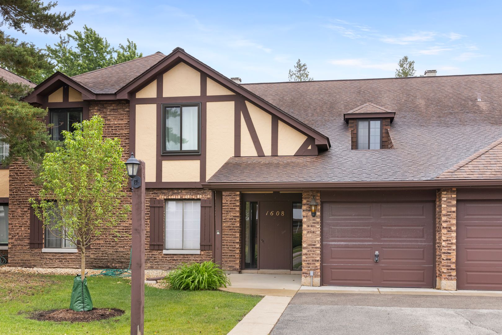 1608 Thames Court #A — Wheaton, IL 60189