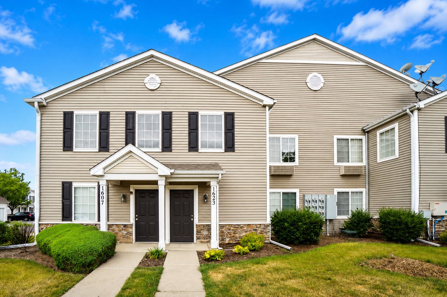 1623 Silverstone Drive #1623 — Carpentersville, IL 60110