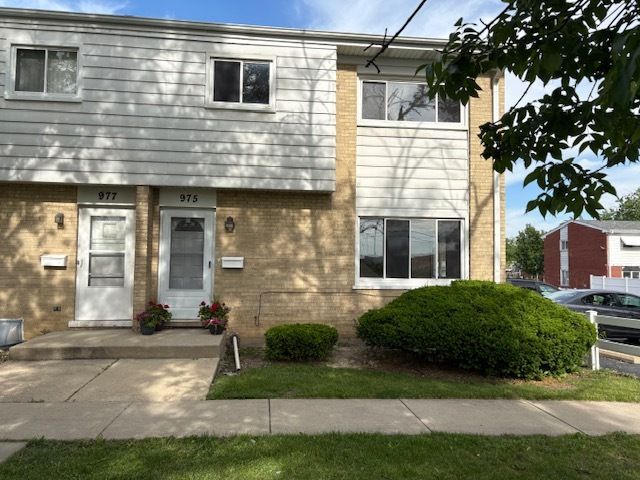 975 N York Street — Elmhurst, IL 60126