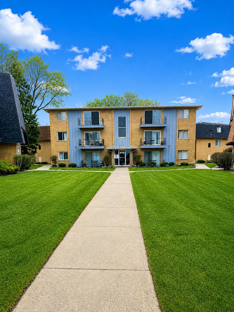 4819 W 109th Street #302 — Oak Lawn, IL 60453