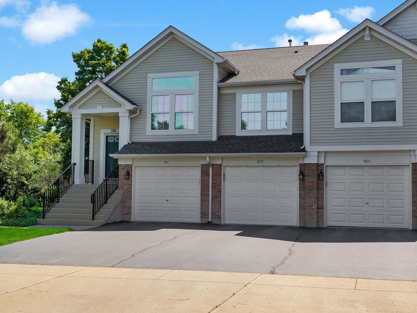 979 Huntington Drive #979 — Elk Grove Village, IL 60007