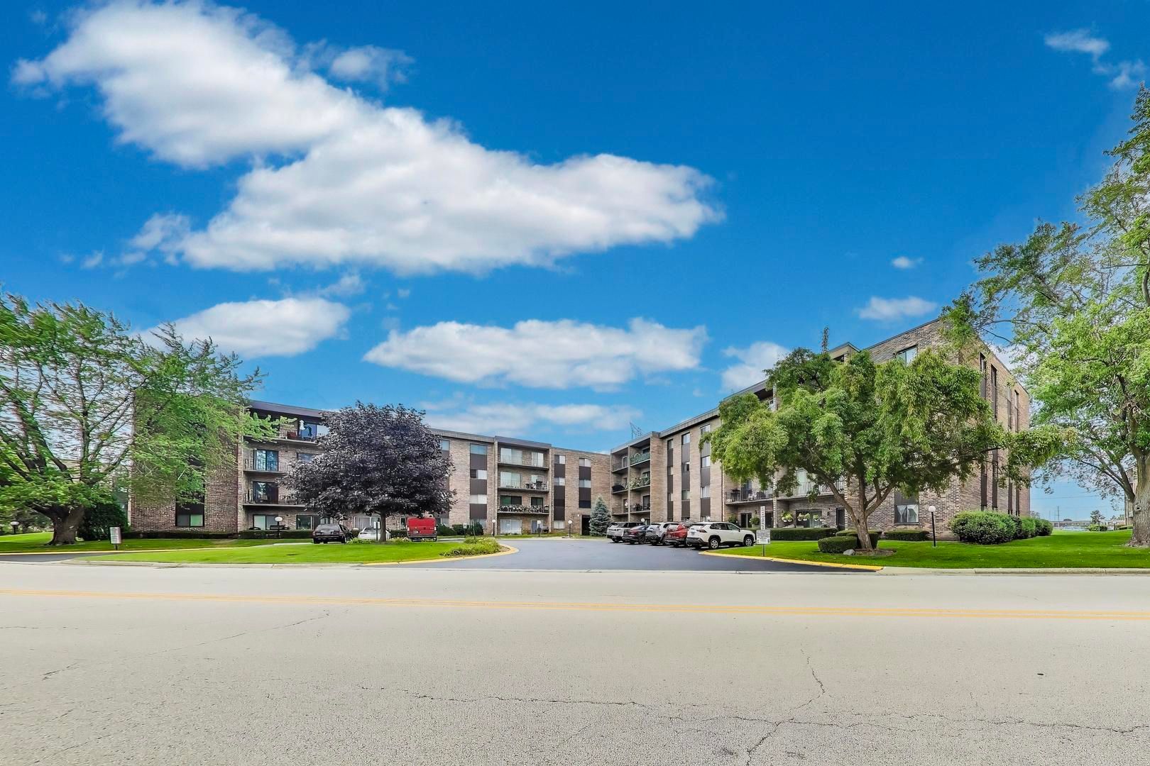701 W Huntington Commons Road #418 — Mount Prospect, IL 60056