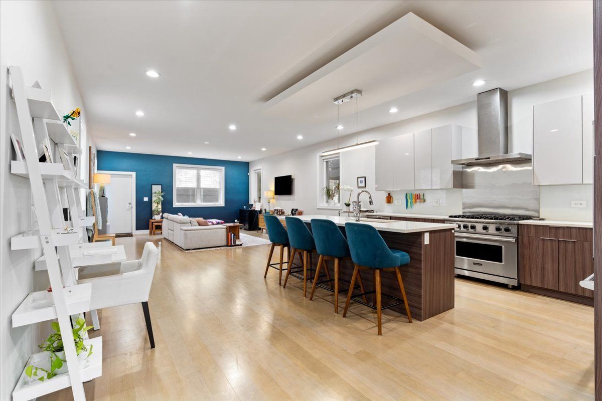 3033 N Clybourn Avenue #1, Chicago, IL 60618