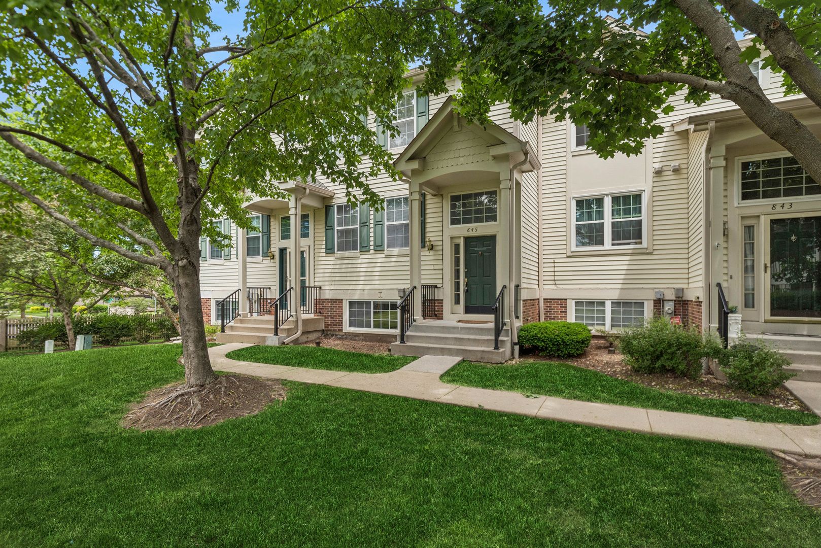 845 Essex Circle — Grayslake, IL 60030
